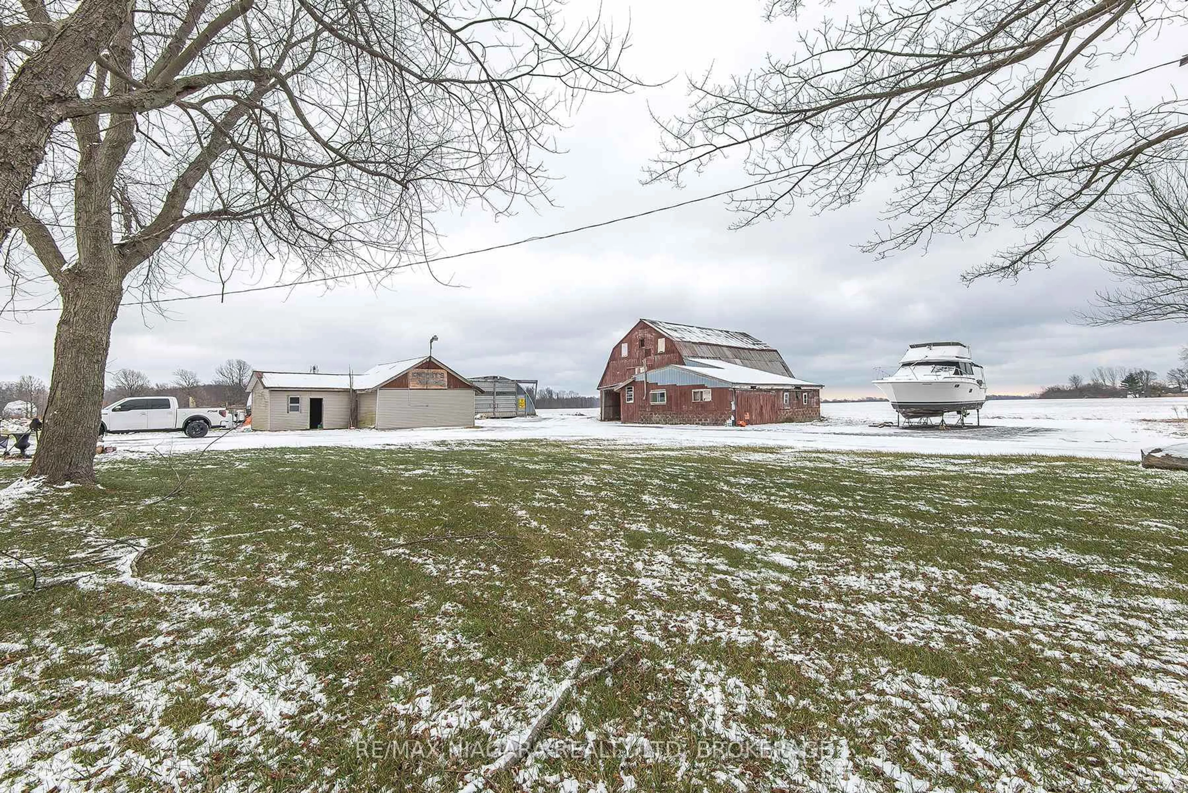 A pic from outside/outdoor area/front of a property/back of a property/a pic from drone, unknown for 1937 Brookfield Rd, Port Colborne Ontario L3K 5V3