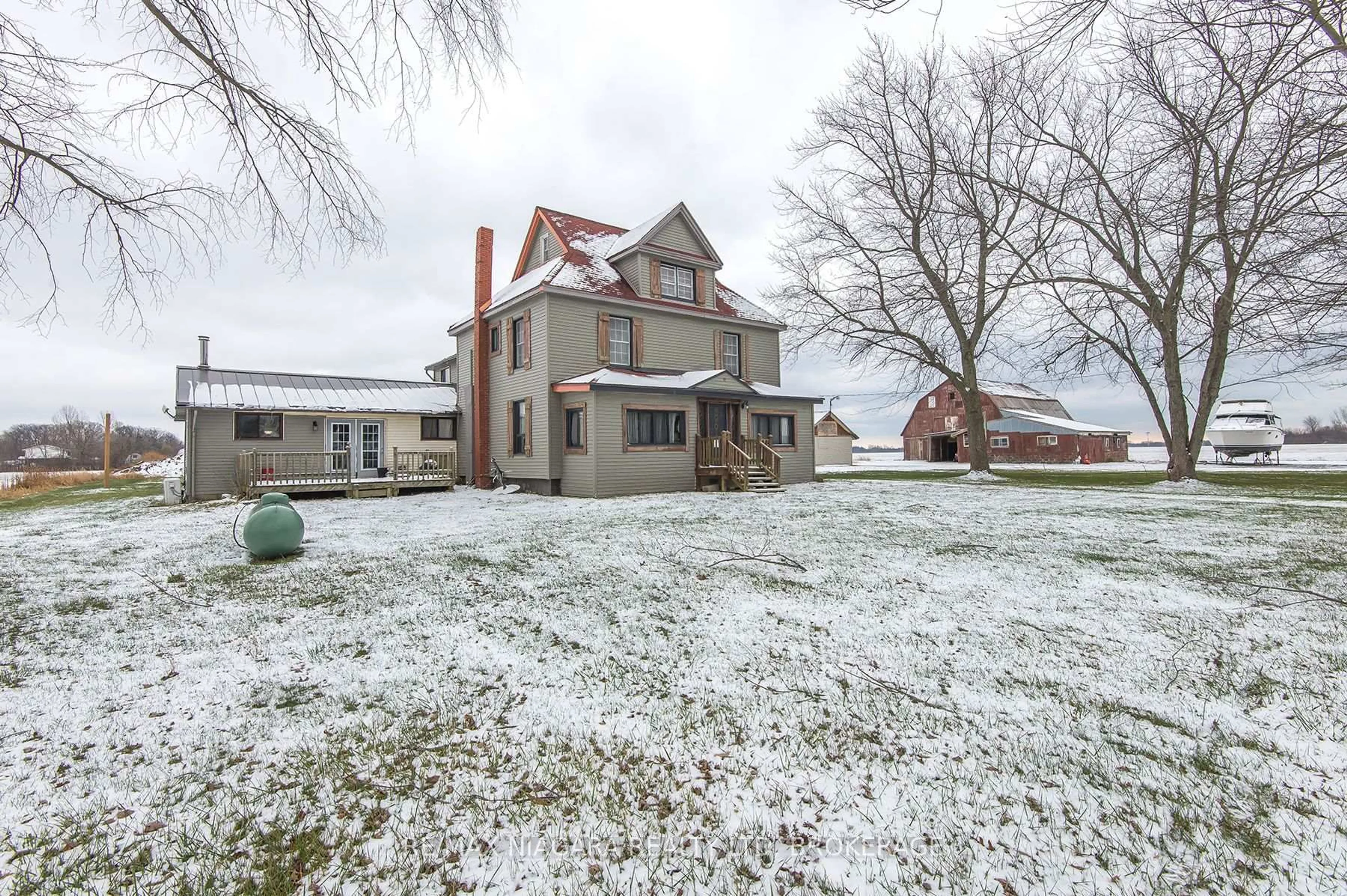 A pic from outside/outdoor area/front of a property/back of a property/a pic from drone, building for 1937 Brookfield Rd, Port Colborne Ontario L3K 5V3