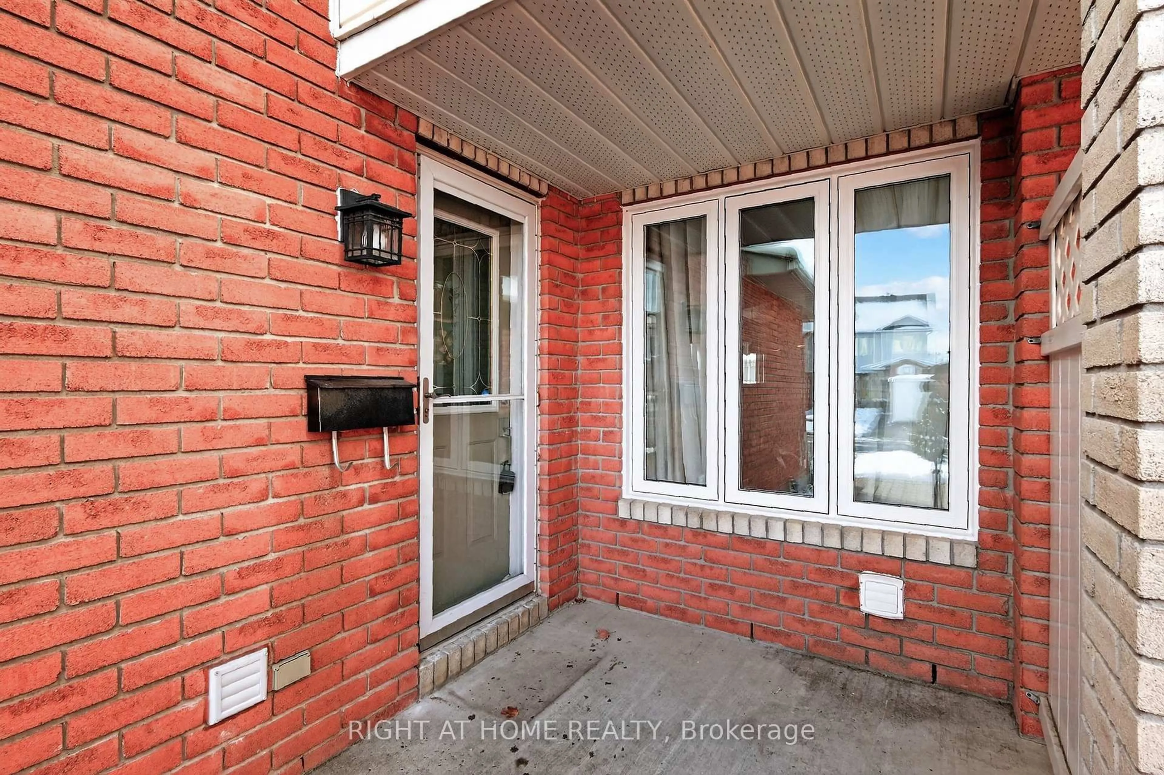 Indoor entryway for 812 Nesting Way, Orleans Ontario K4A 3X2
