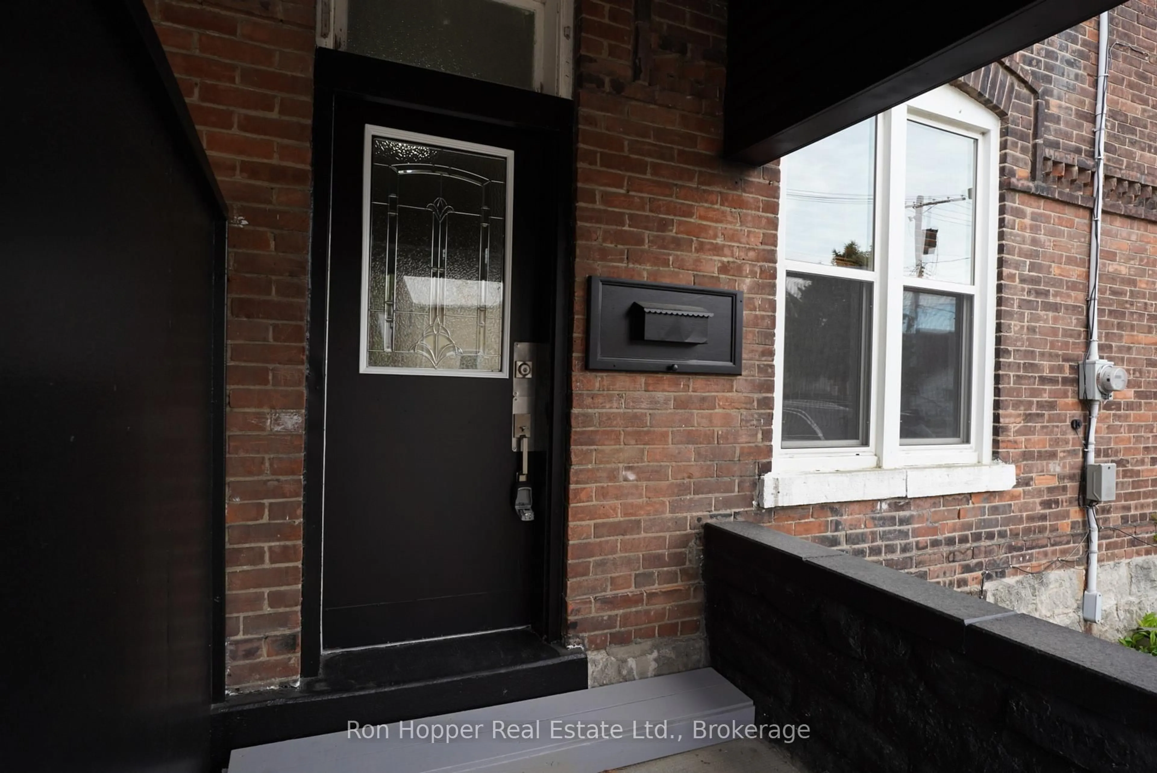 Indoor entryway for 353 11th St, Owen Sound Ontario N4K 1V3