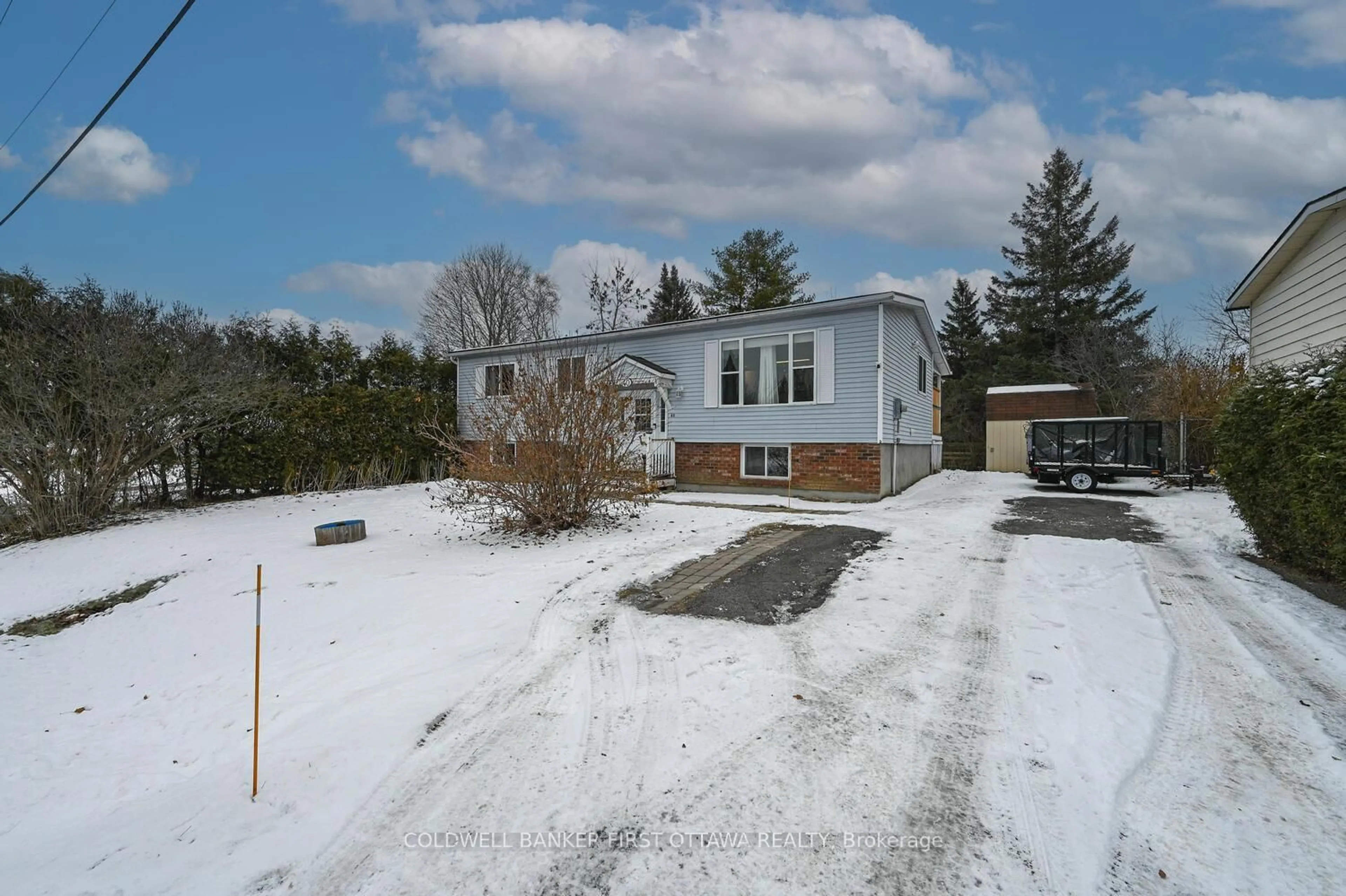 A pic from outside/outdoor area/front of a property/back of a property/a pic from drone, street for 40 Fringewood Dr, Stittsville Ontario K2S 1V1