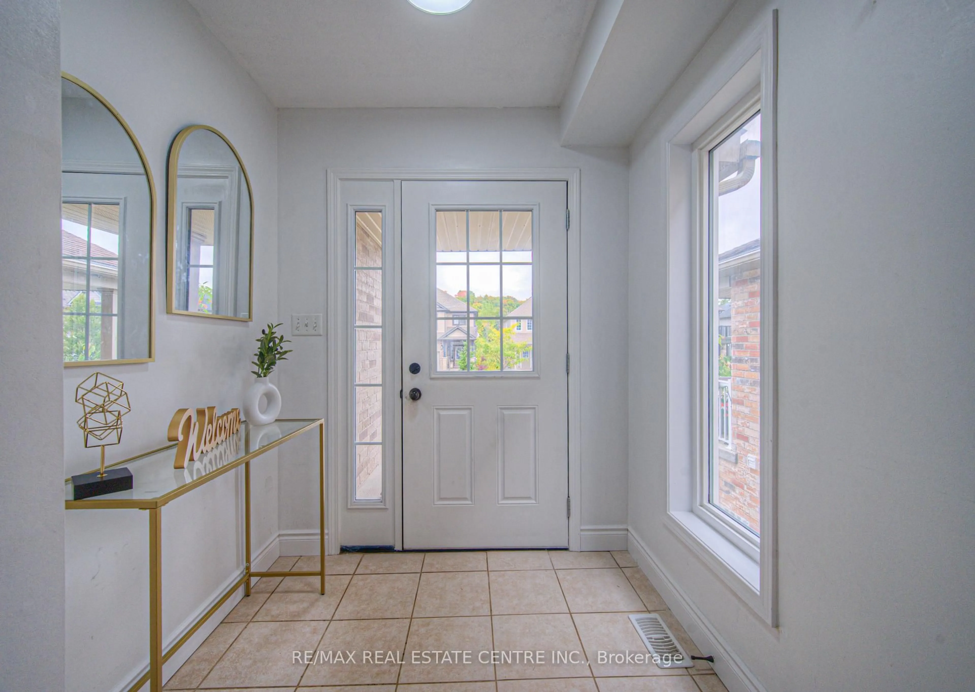 Indoor entryway for 434 Woodbine Ave, Kitchener Ontario N2R 0A6
