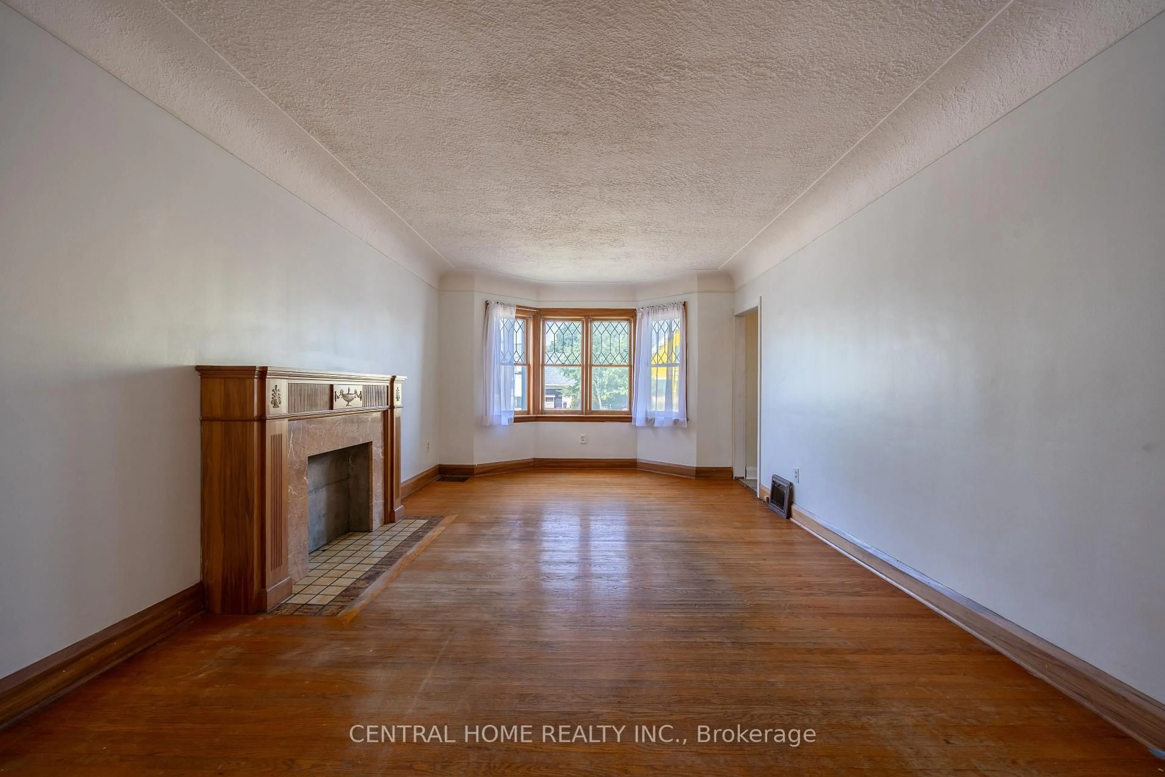 A pic of a room for 1650 King St, Hamilton Ontario L8K 1T9