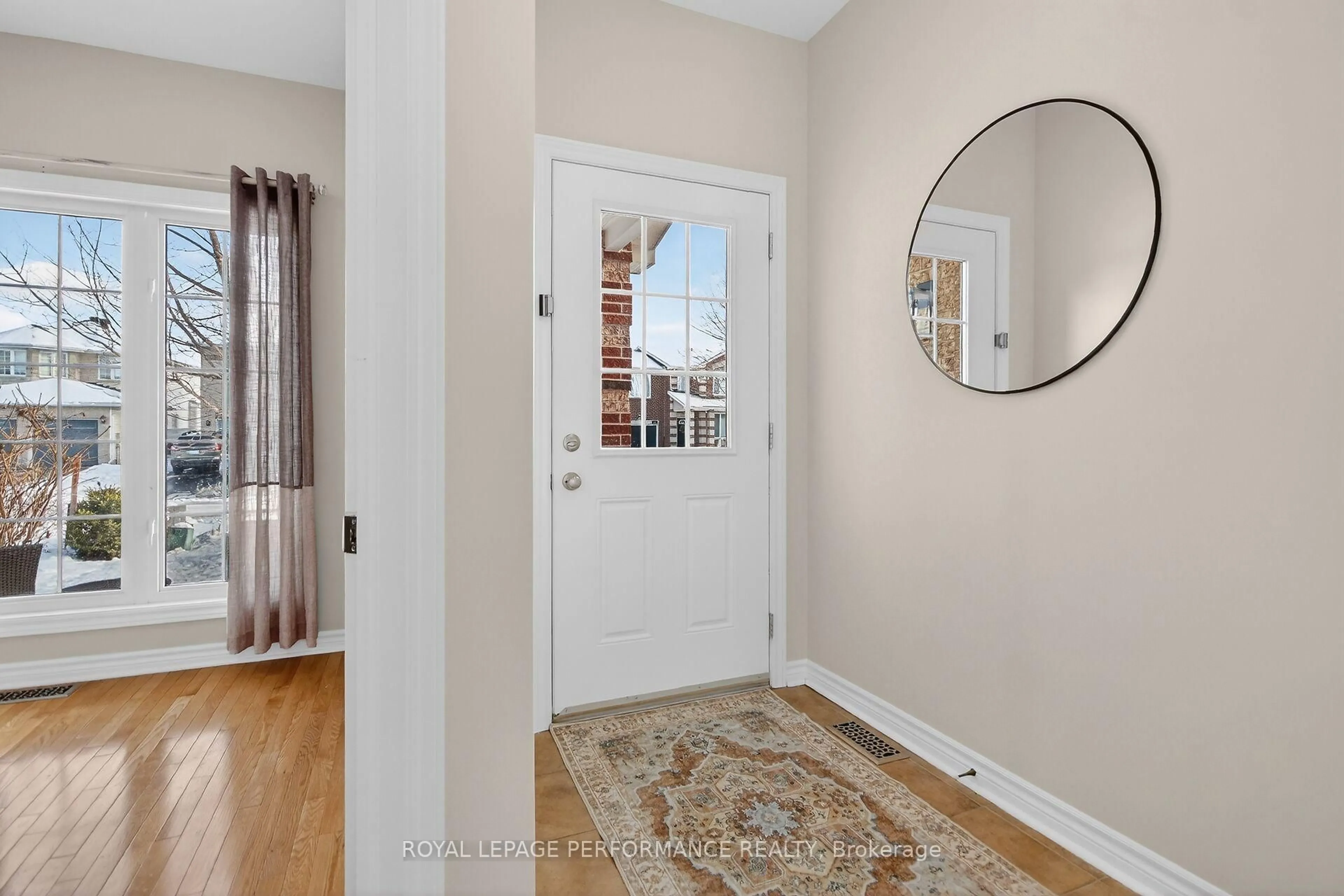 Indoor entryway for 1910 Schroeder Cres, Ottawa Ontario K4A 4P8