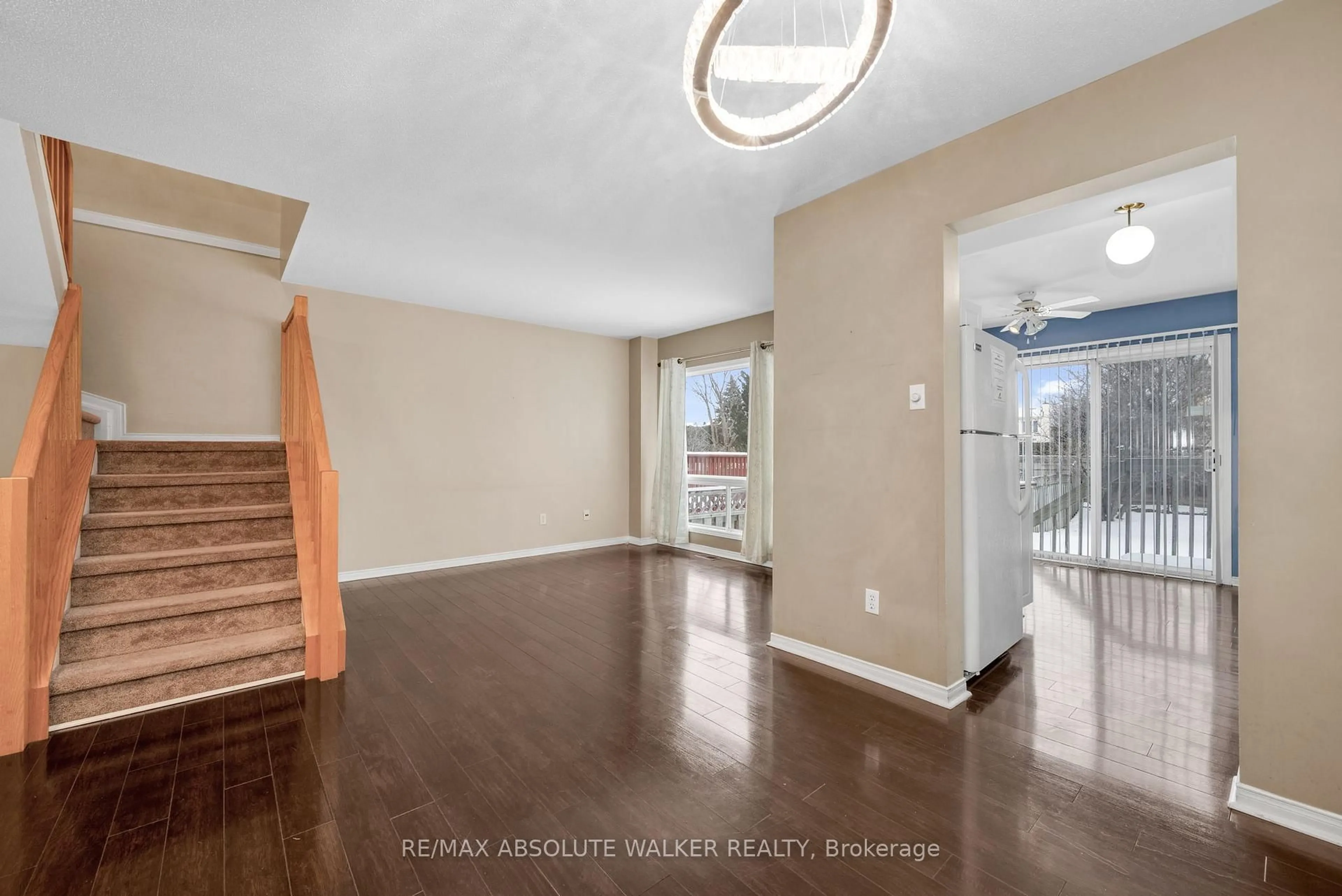 Indoor entryway for 1679 Greywood Dr, Ottawa Ontario K1C 4W3