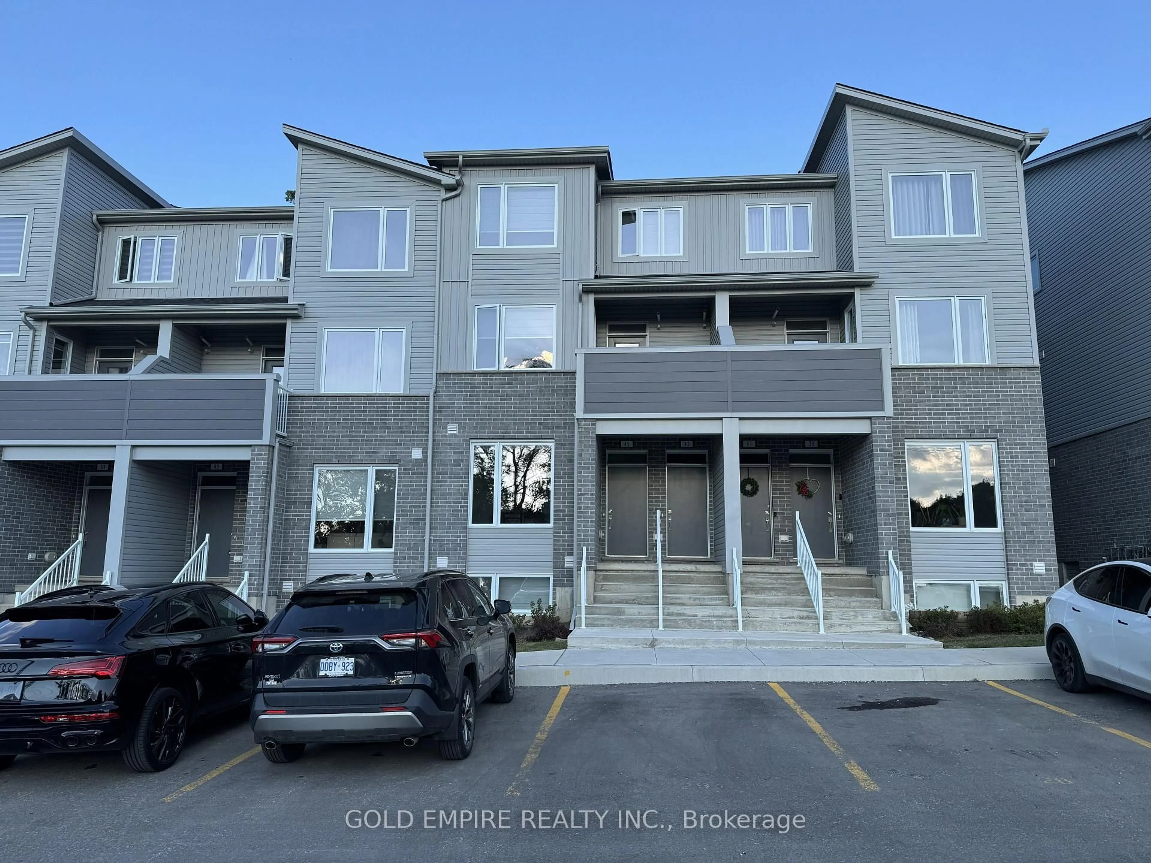 A pic from outside/outdoor area/front of a property/back of a property/a pic from drone, unknown for 990 DEVERON Cres #45, London South Ontario N5Z 0B3