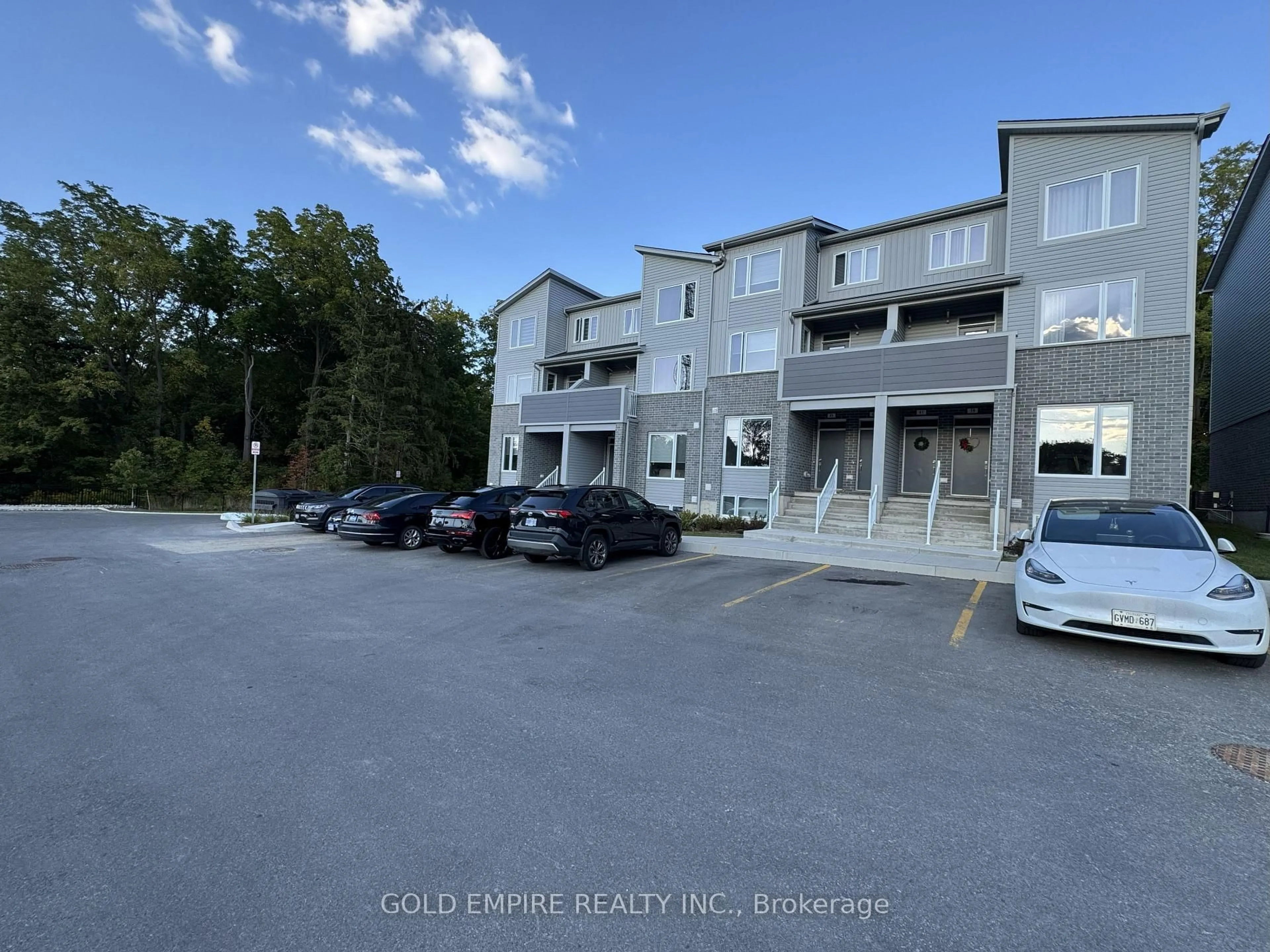 A pic from outside/outdoor area/front of a property/back of a property/a pic from drone, mountain view for 990 DEVERON Cres #45, London South Ontario N5Z 0B3