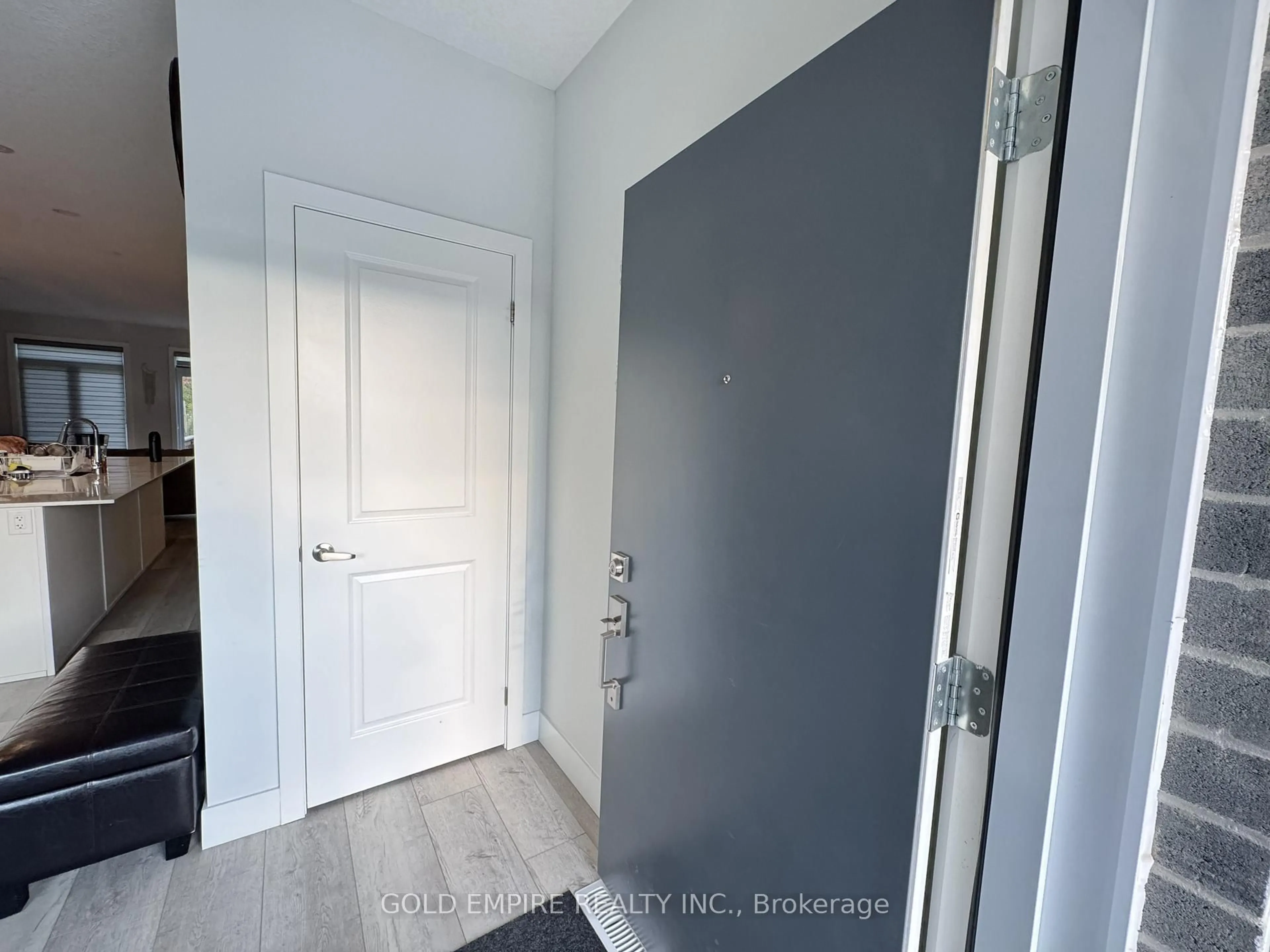 Indoor entryway for 990 DEVERON Cres #45, London South Ontario N5Z 0B3