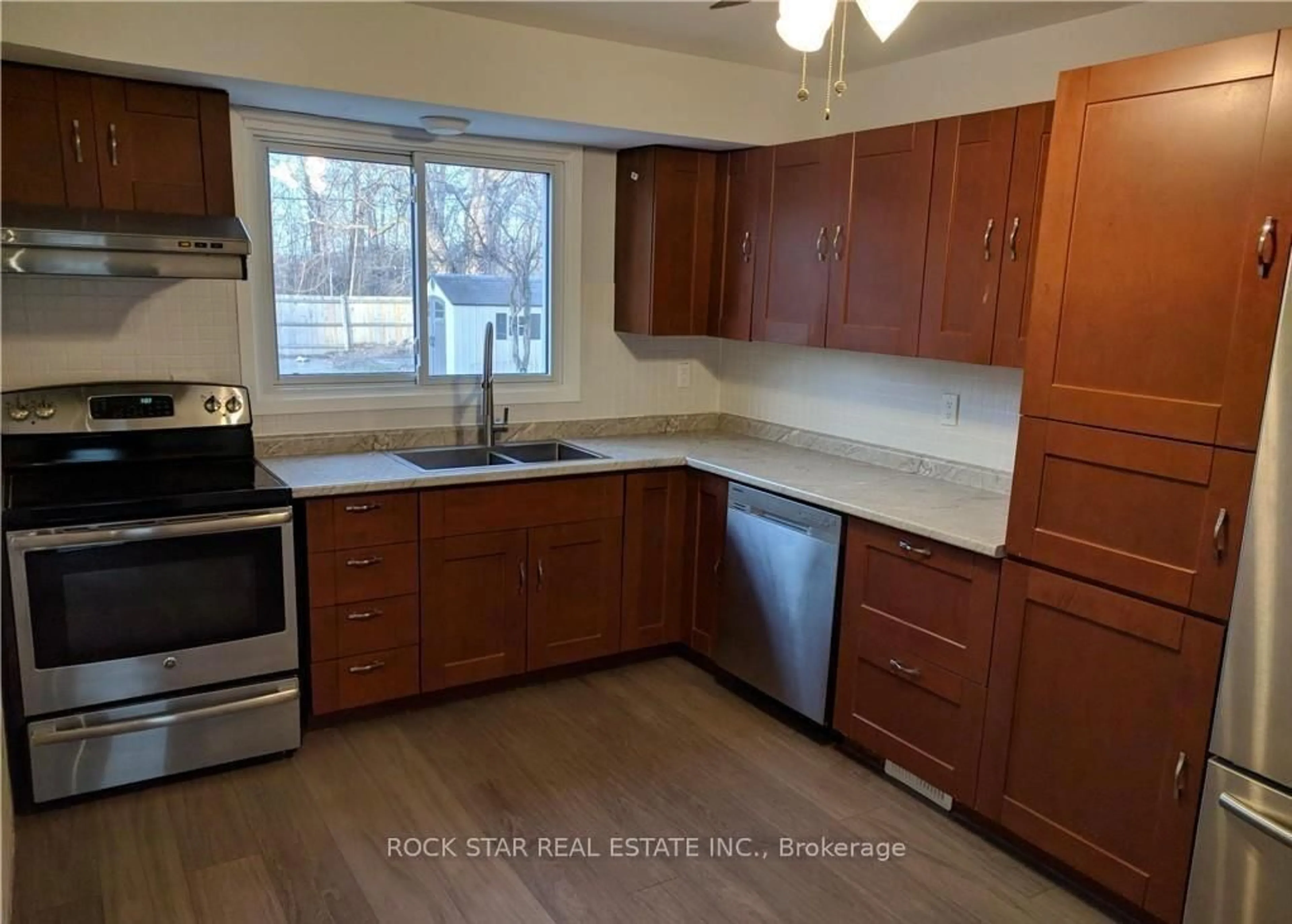 Standard kitchen, unknown for 34 PRESTON Pl, Welland Ontario L3C 3K3