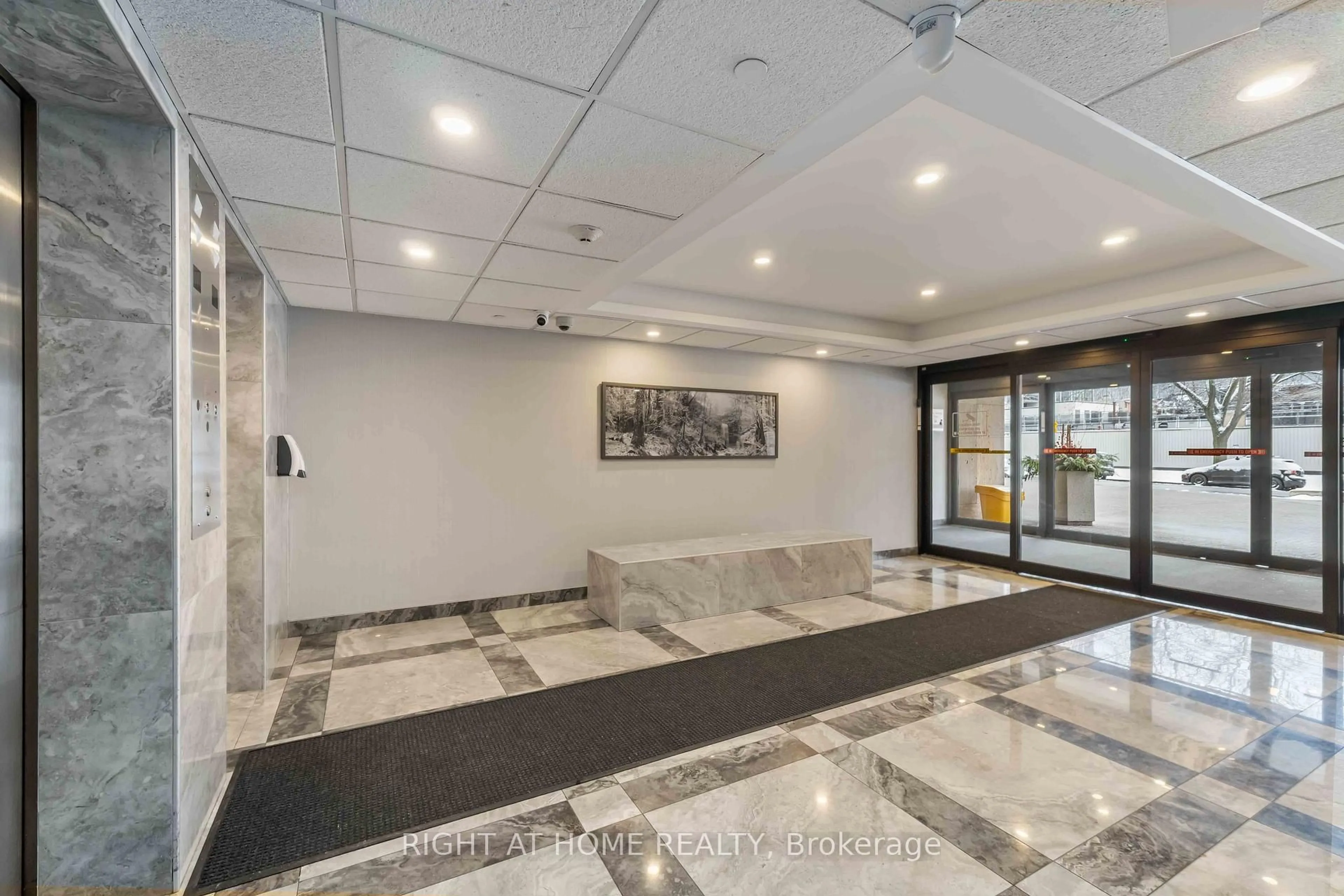 Indoor foyer for 120 DUKE St #905, Hamilton Ontario L8P 4T1