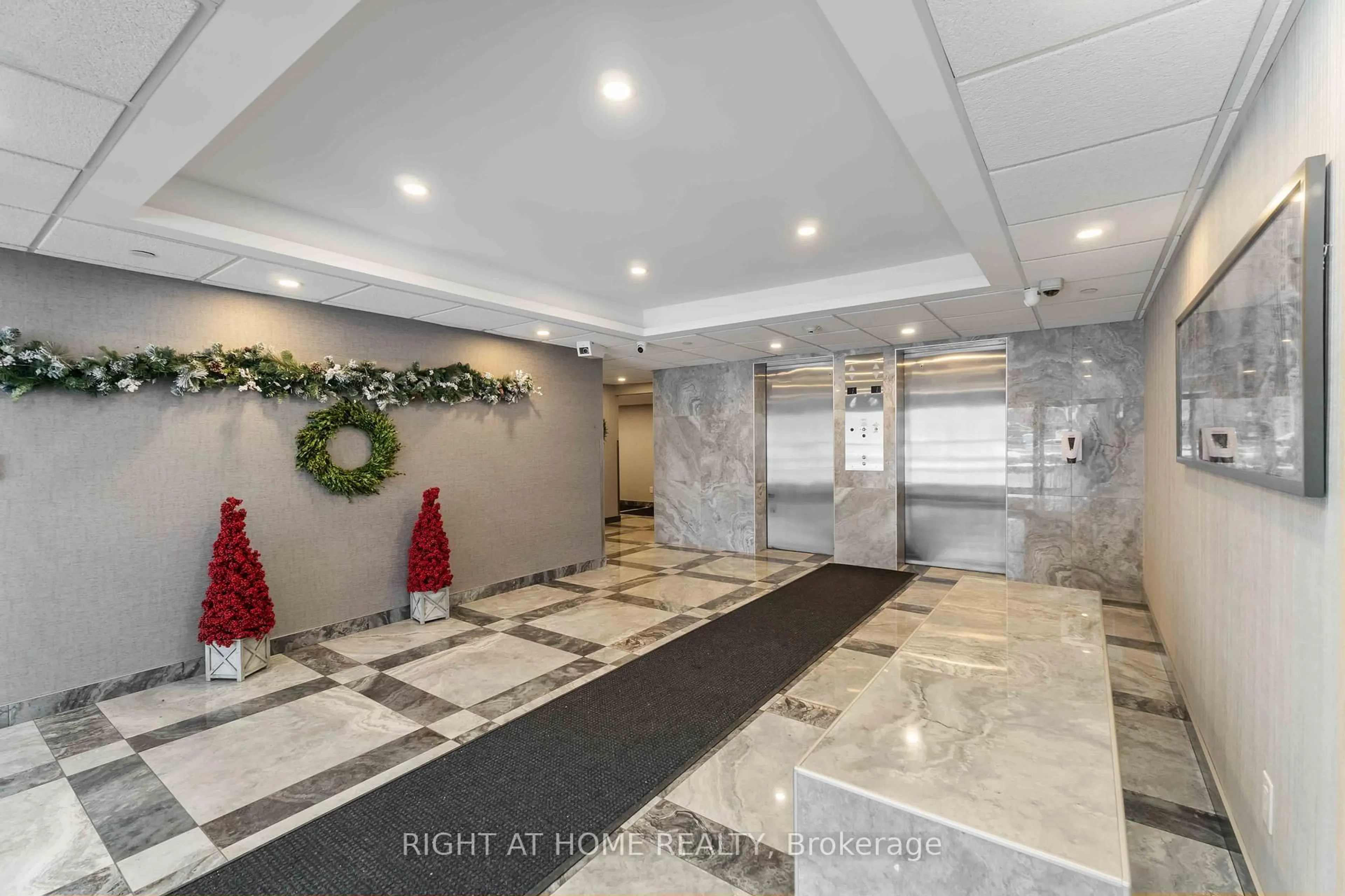 Indoor foyer for 120 DUKE St #905, Hamilton Ontario L8P 4T1