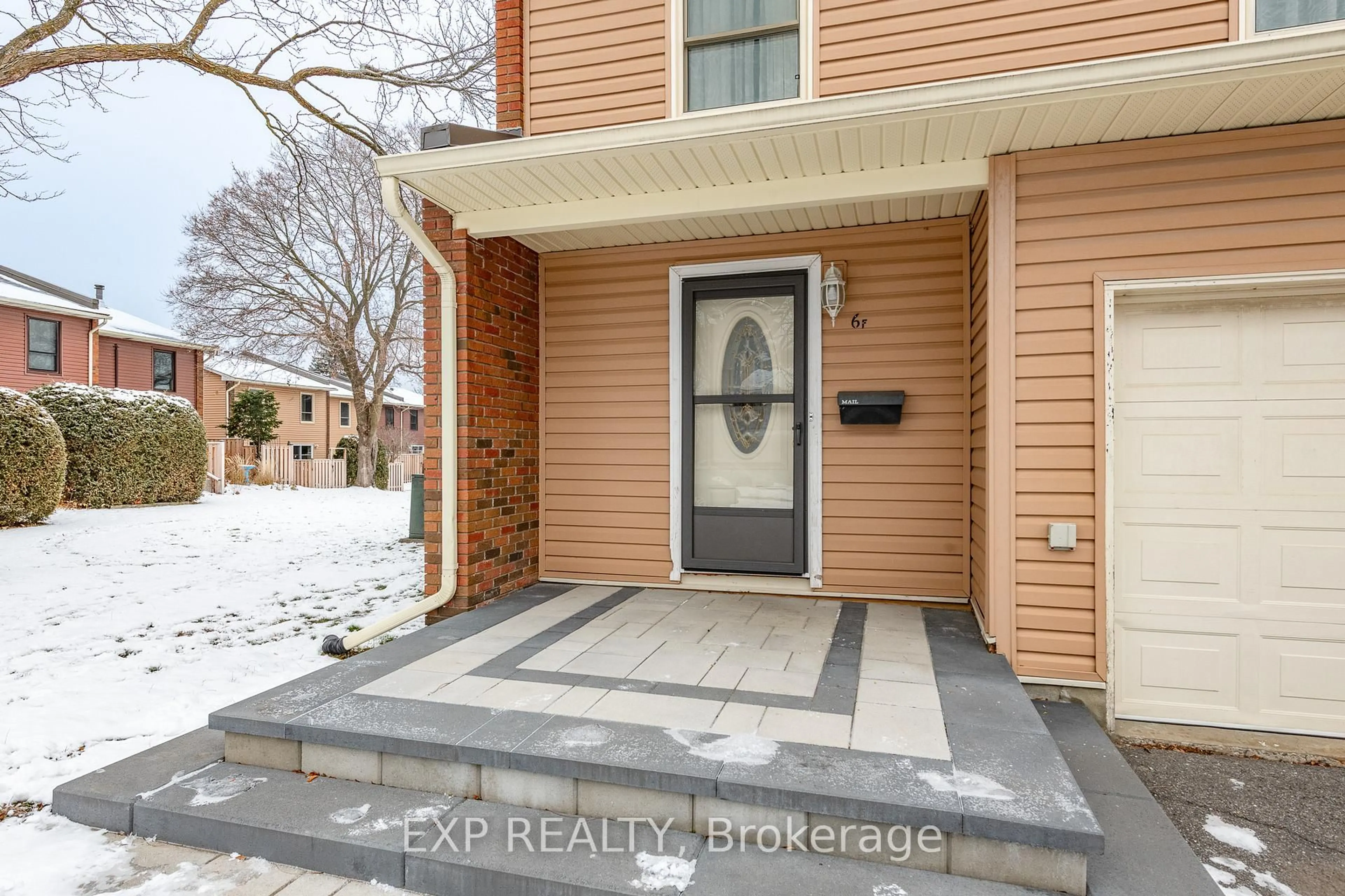Indoor entryway for 6 Arnold Dr #F, Ottawa Ontario K2H 6V9