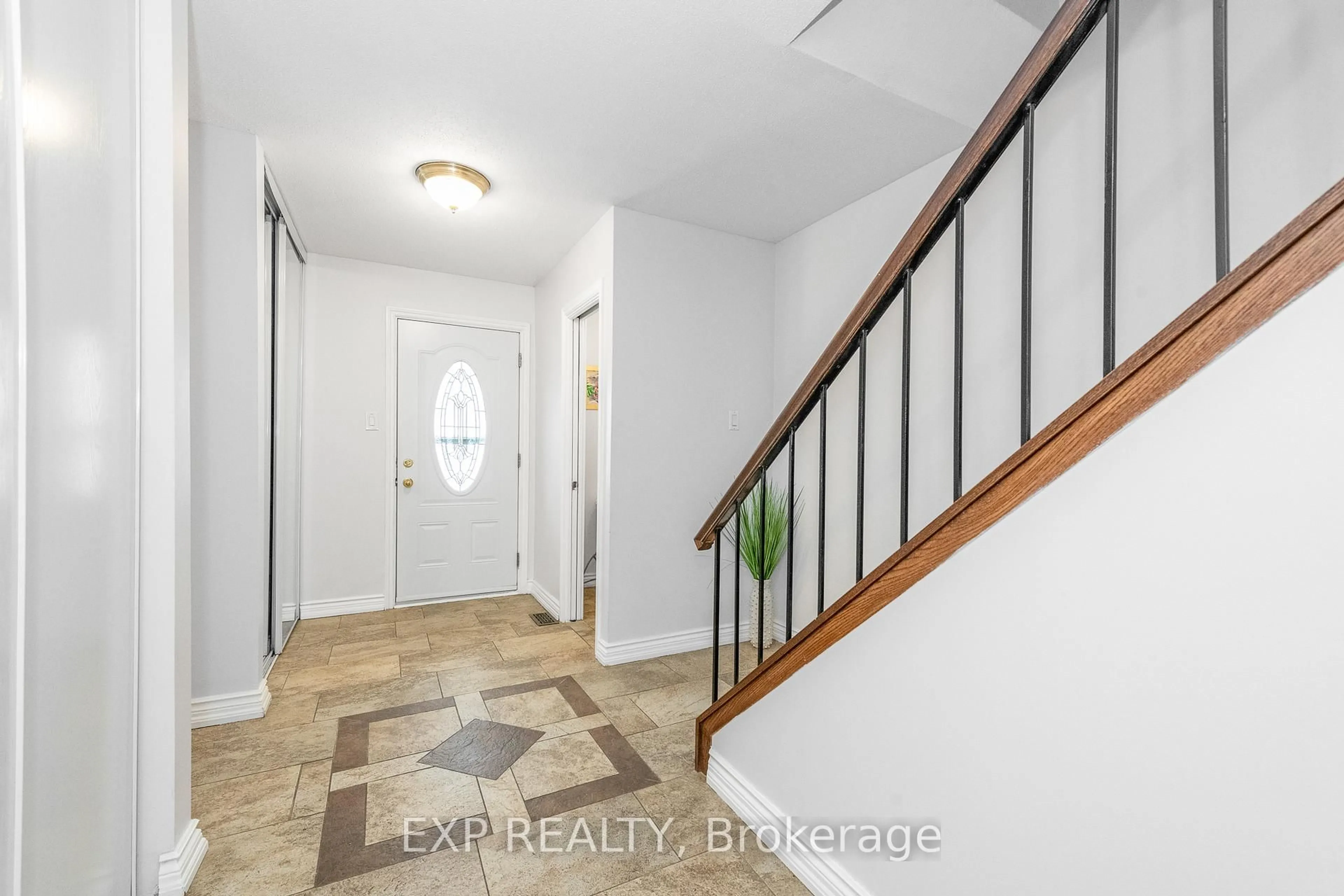 Indoor entryway for 6 Arnold Dr #F, Ottawa Ontario K2H 6V9