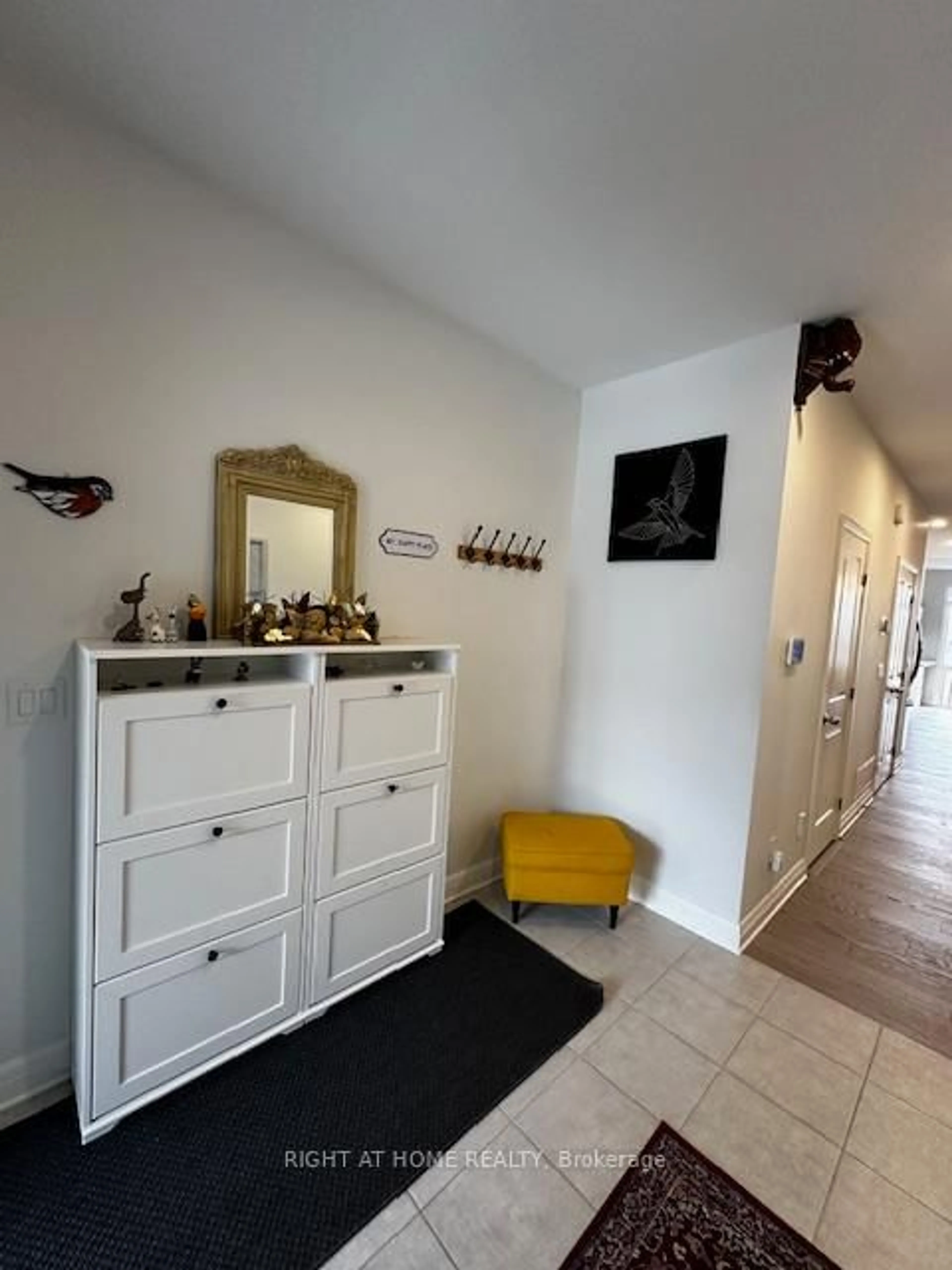Indoor entryway for 26 Stanhope Crt, Ottawa Ontario K2J 6S2