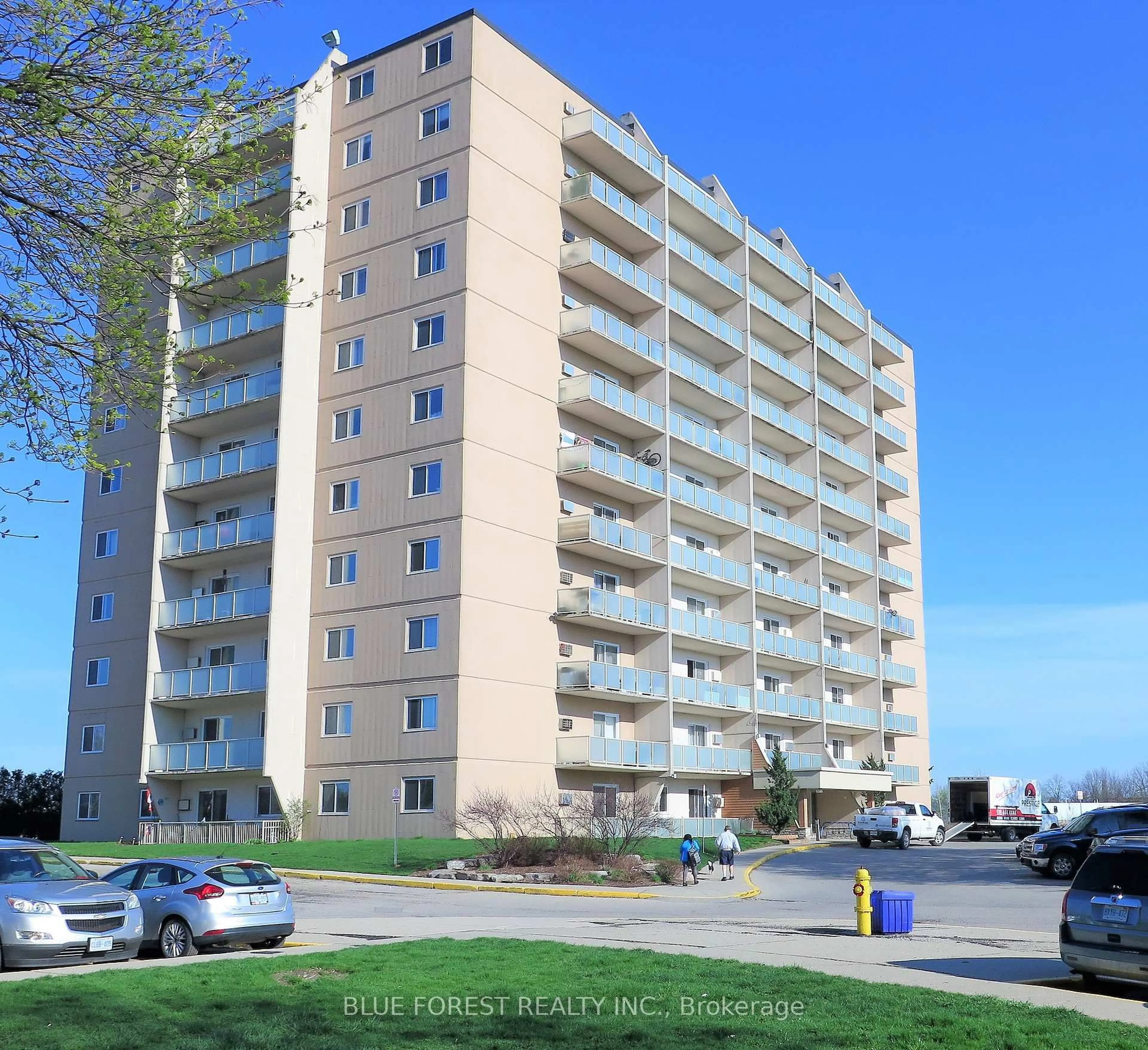 Home with vinyl exterior material, building for 573 Mornington Ave #302, London East Ontario N5Y 4T9