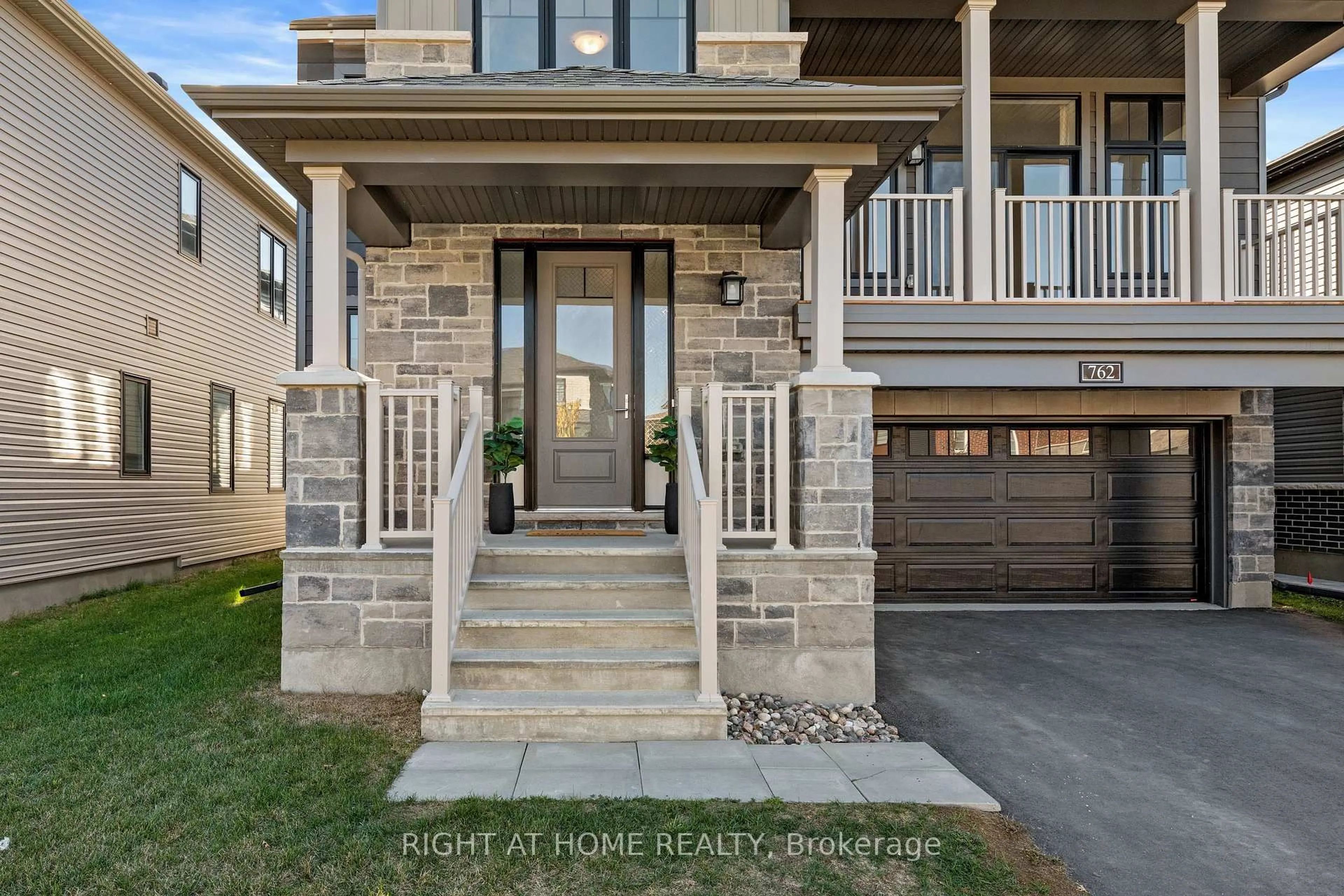 Indoor entryway for 762 Shoal St, Ottawa Ontario K4M 0X5