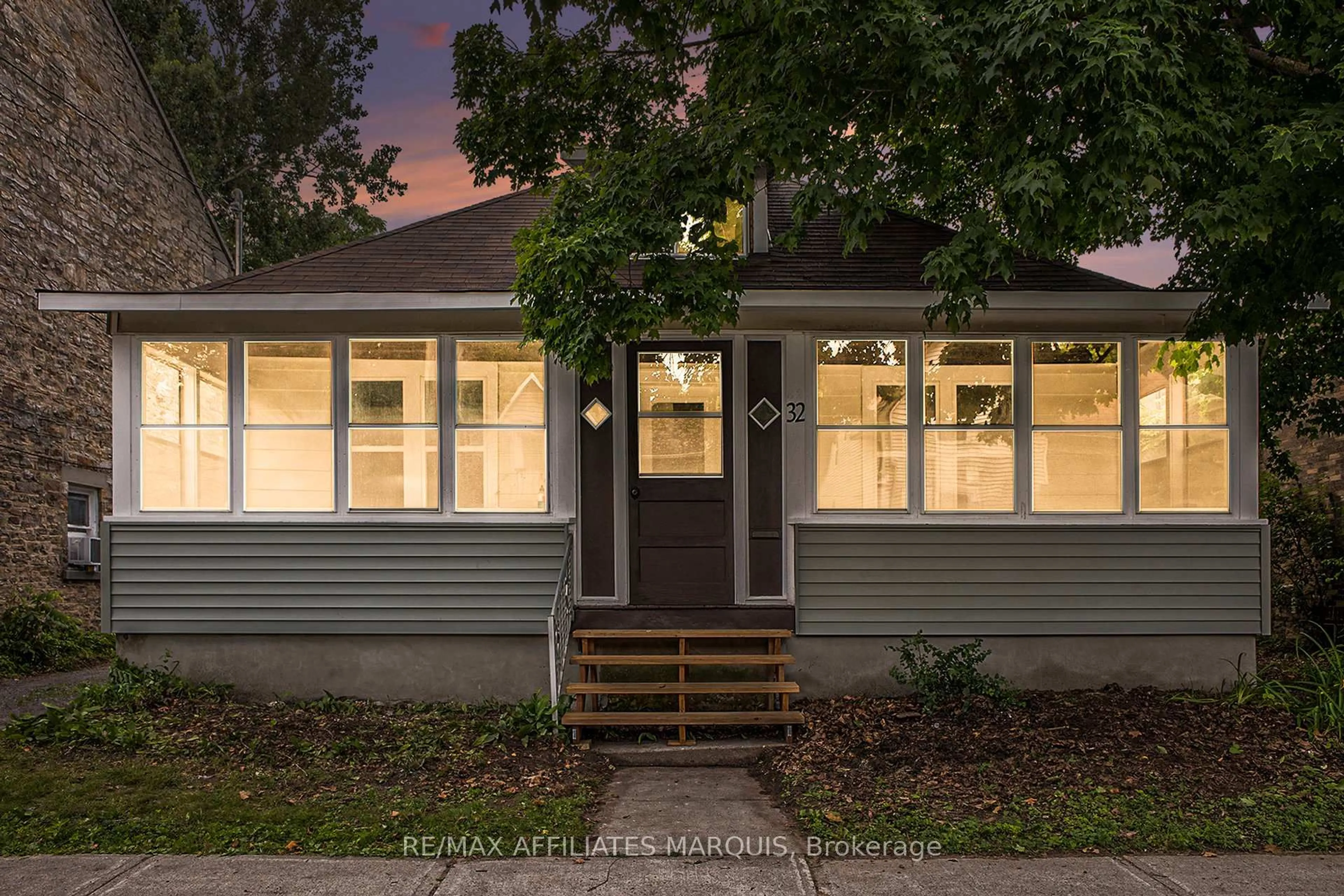 Home with vinyl exterior material, street for 32 D'arcy St, Perth Ontario K7H 2V2