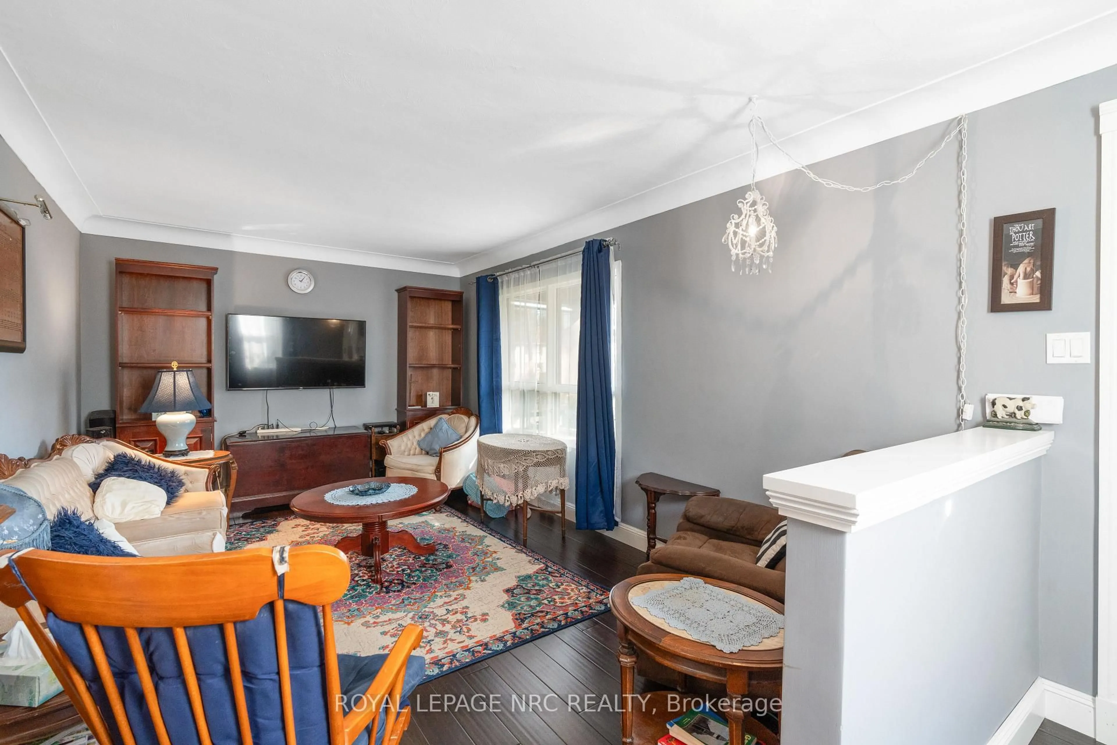 Living room with furniture, unknown for 11 Cleveland St, Thorold Ontario L2V 3K3