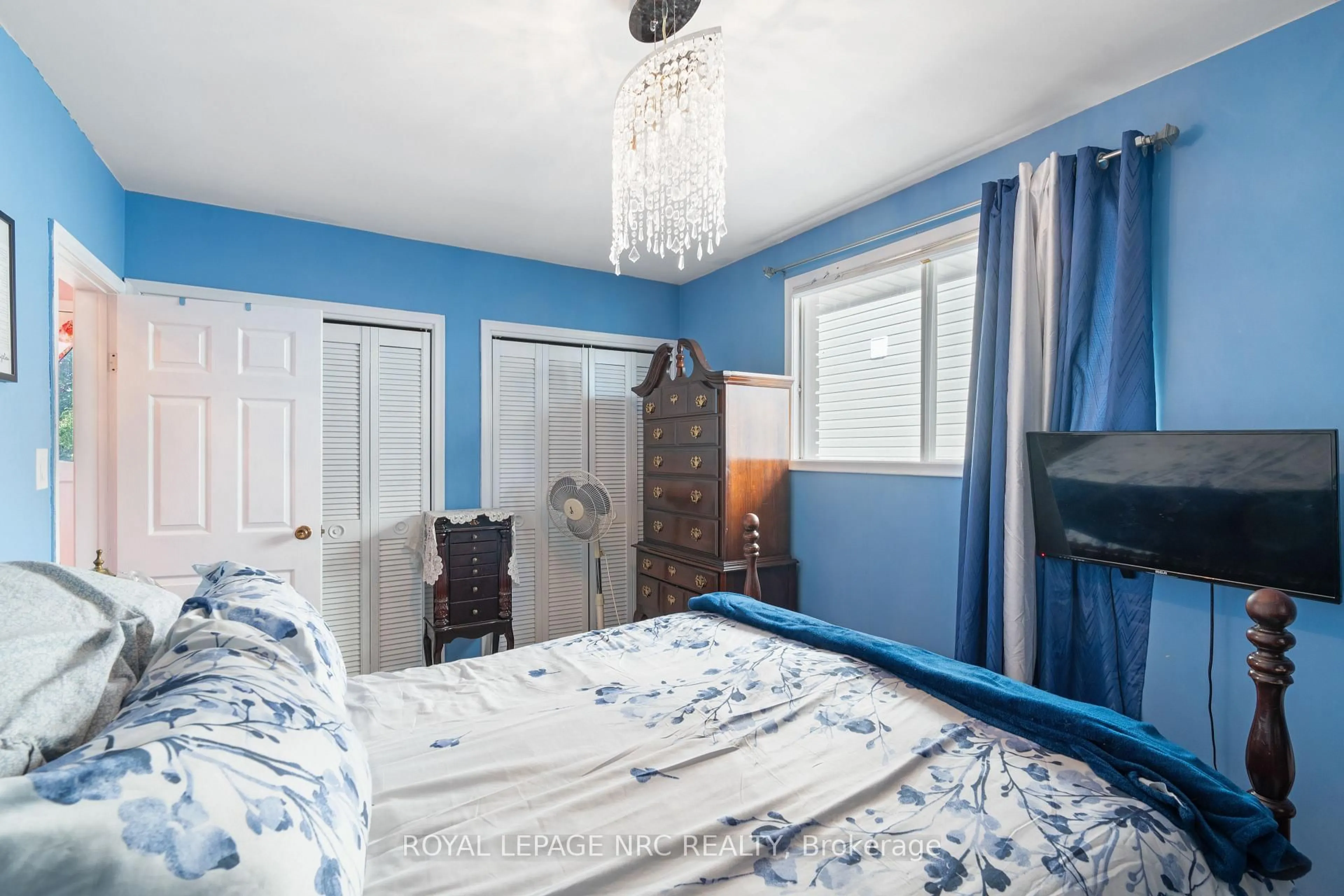 Bedroom with bed, unknown for 11 Cleveland St, Thorold Ontario L2V 3K3