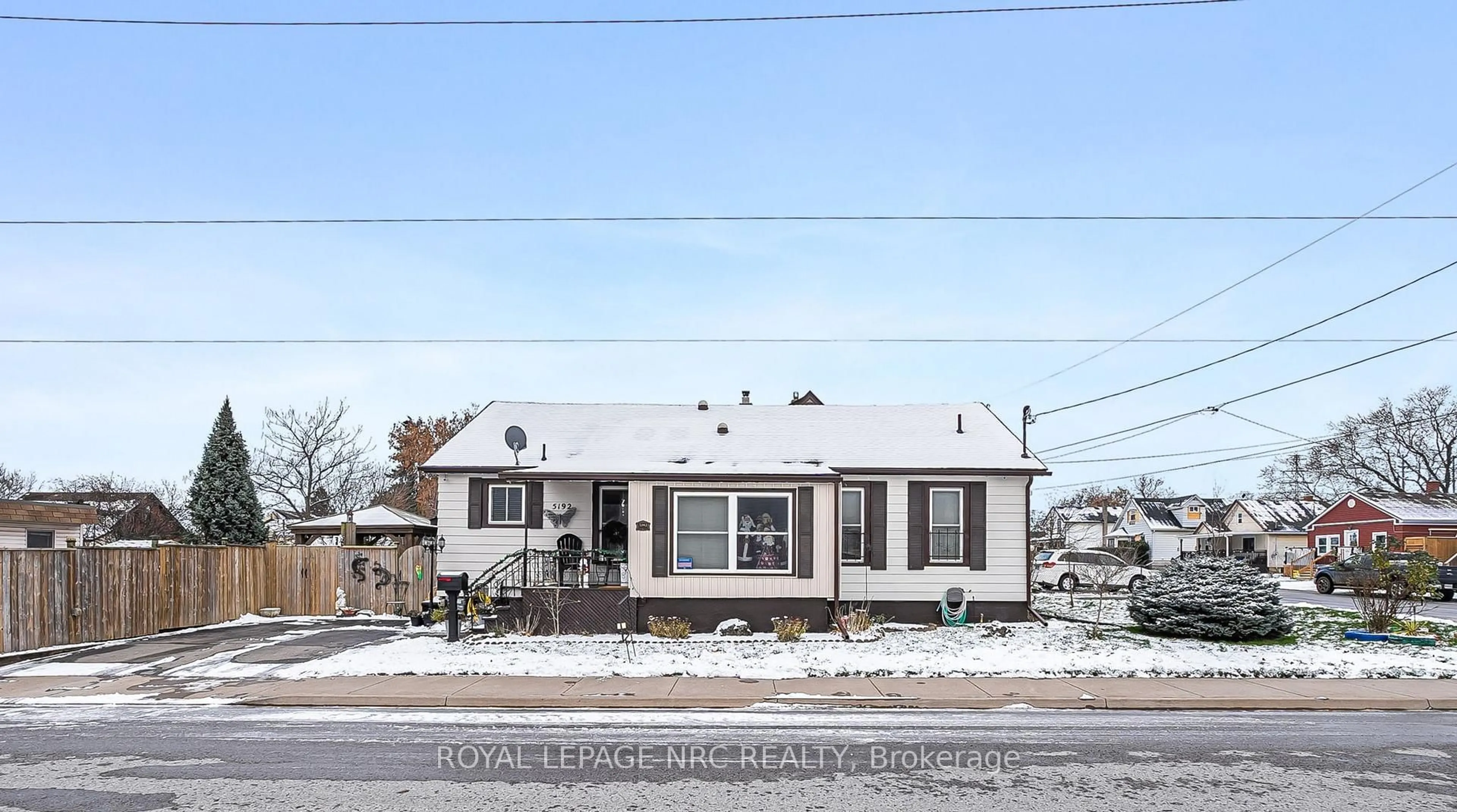 Home with vinyl exterior material, street for 5192 Hamilton St, Niagara Falls Ontario L2E 2W3