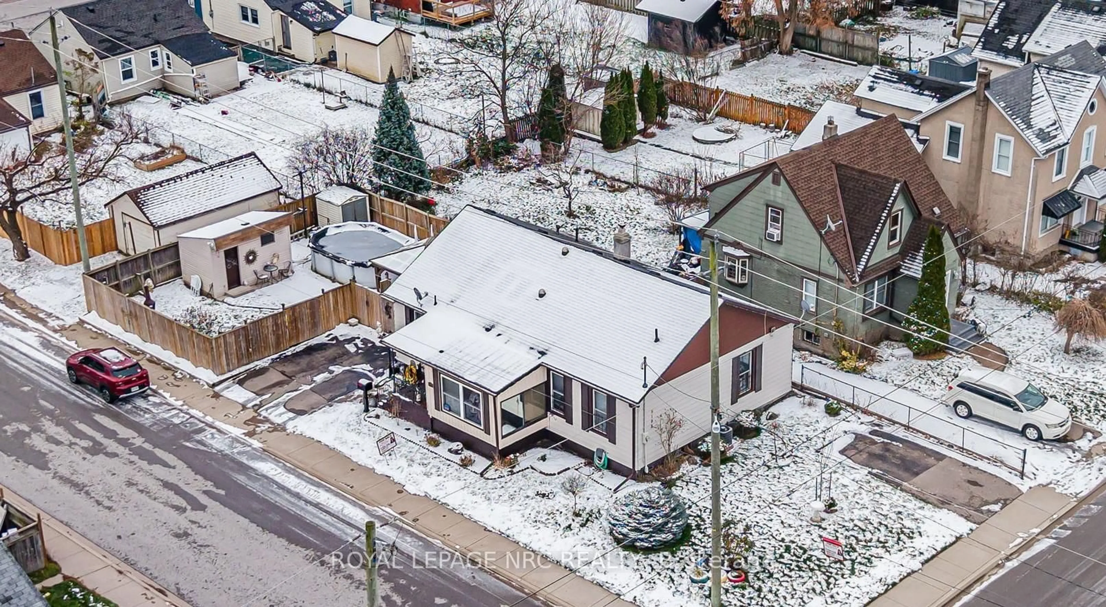 A pic from outside/outdoor area/front of a property/back of a property/a pic from drone, street for 5192 Hamilton St, Niagara Falls Ontario L2E 2W3