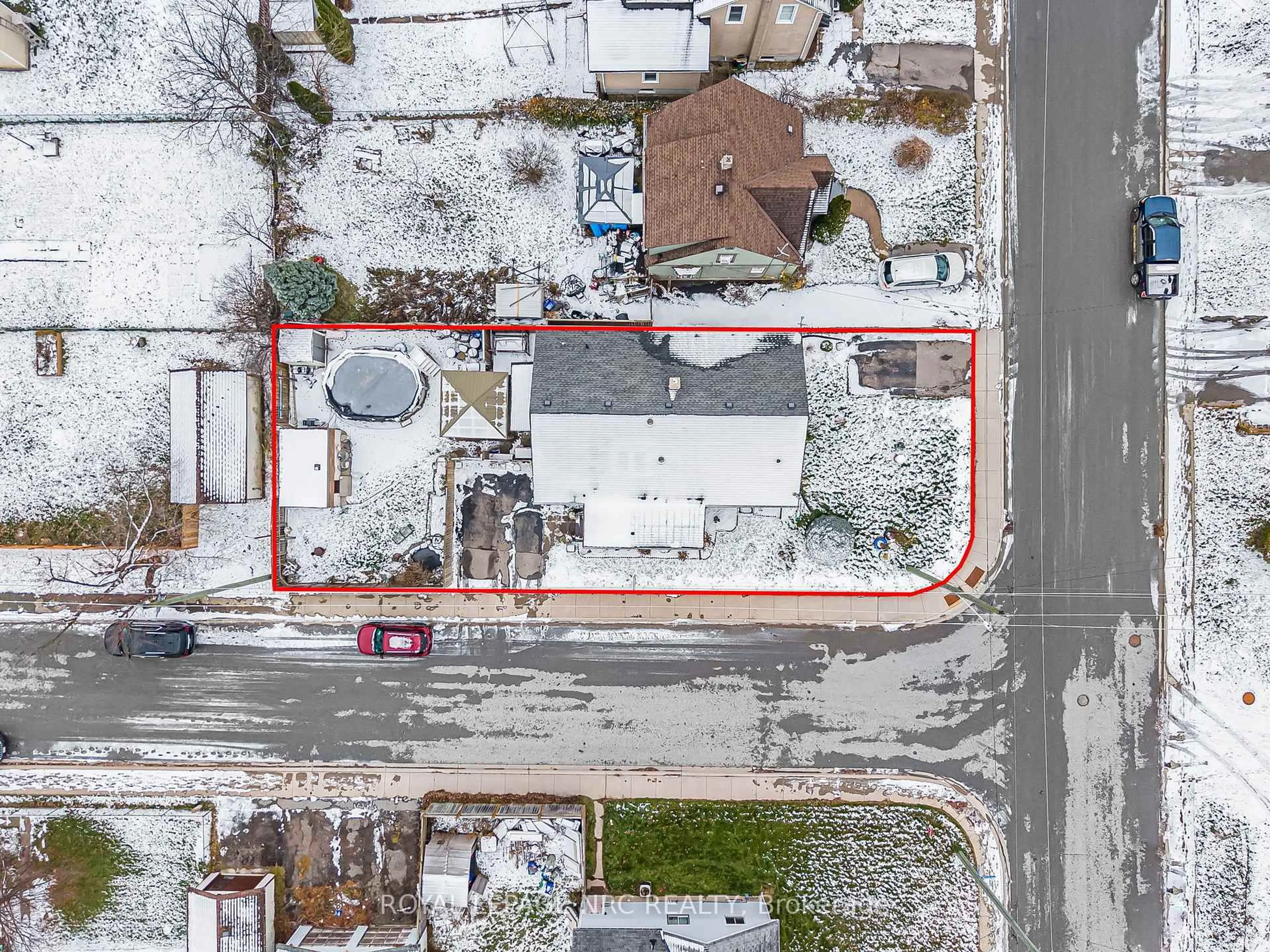 A pic from outside/outdoor area/front of a property/back of a property/a pic from drone, street for 5192 Hamilton St, Niagara Falls Ontario L2E 2W3