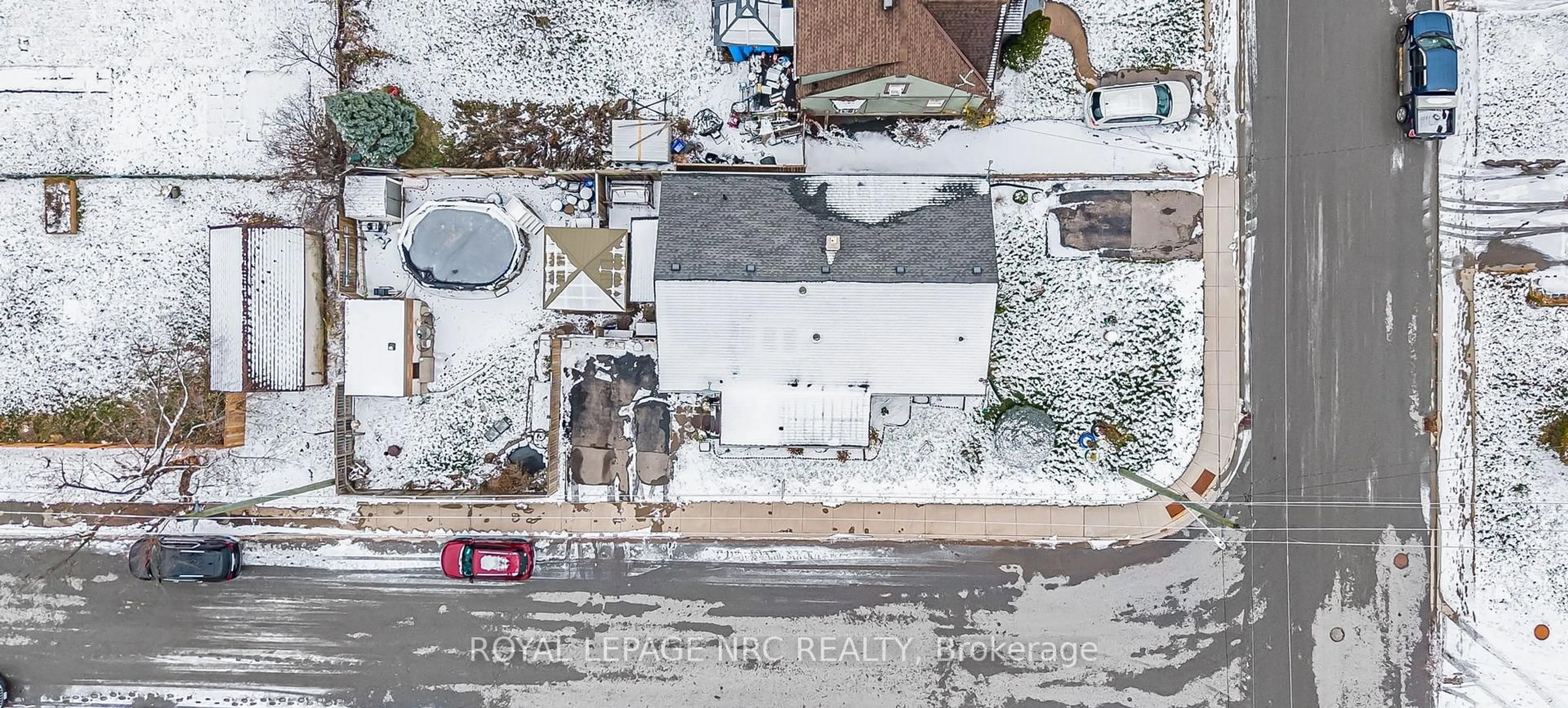 A pic from outside/outdoor area/front of a property/back of a property/a pic from drone, street for 5192 Hamilton St, Niagara Falls Ontario L2E 2W3