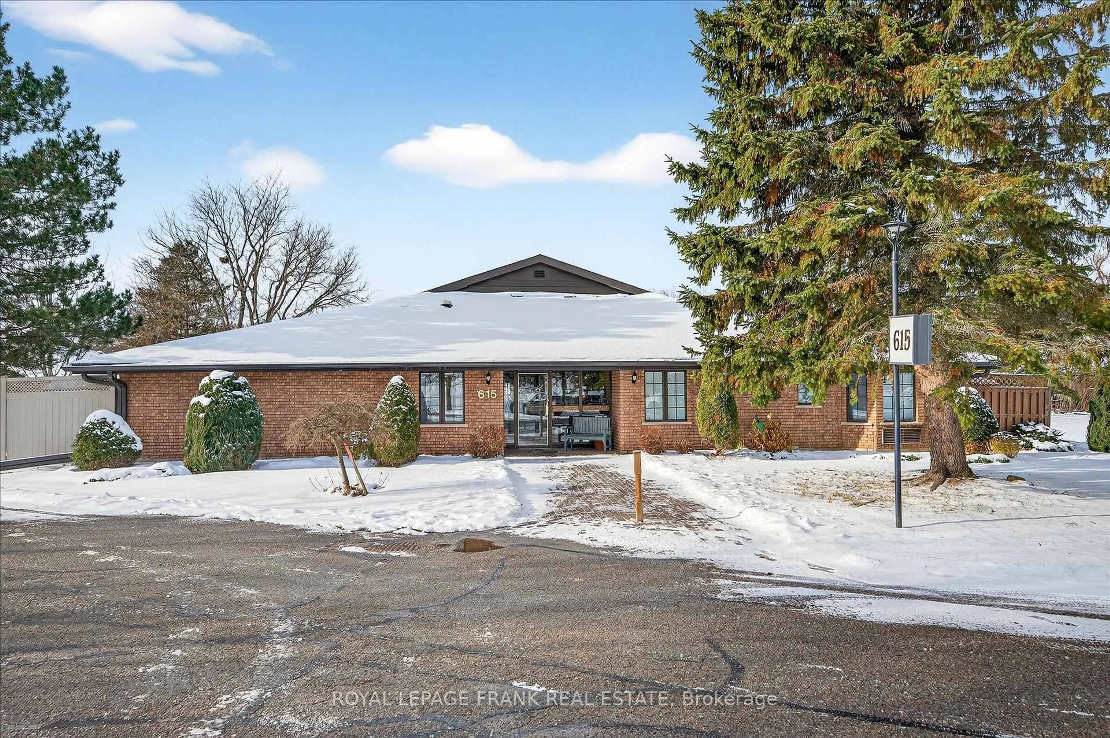 Indoor foyer for 615 Whitaker St #8, Peterborough Ontario K9H 7L5