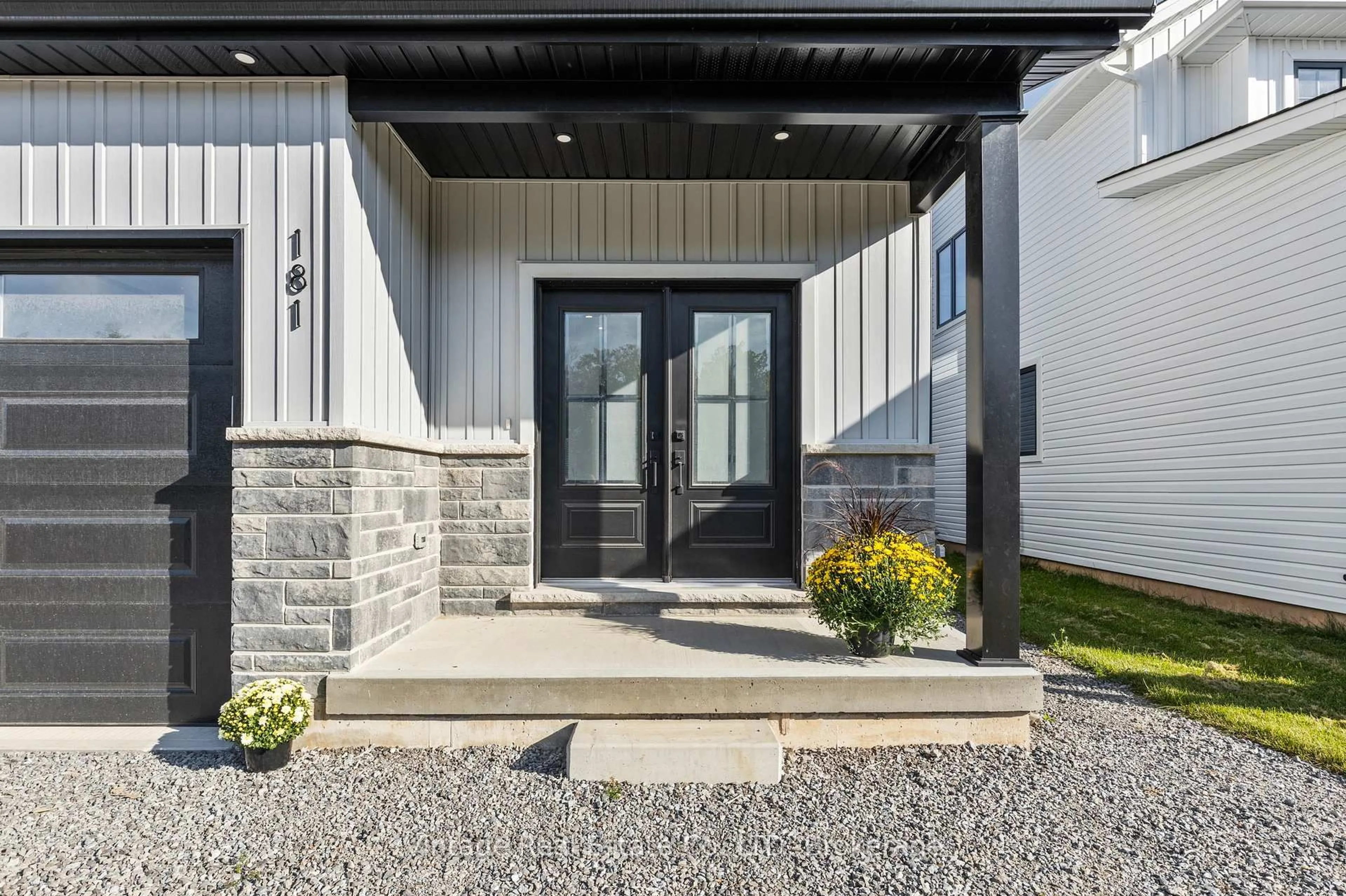 Indoor entryway for 181 Hodgkins Ave, Thorold Ontario L2V 0M6