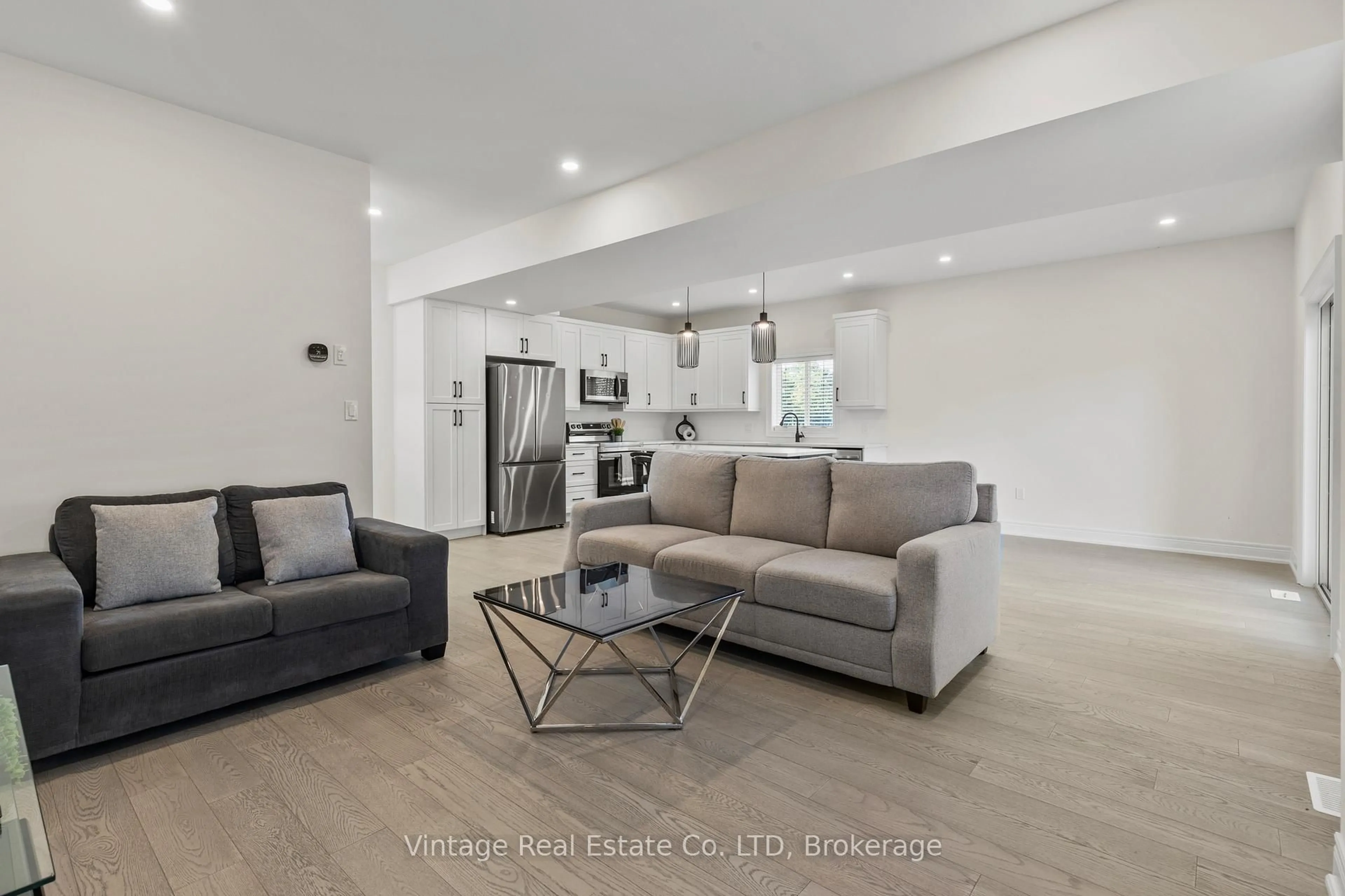 Living room with furniture, unknown for 181 Hodgkins Ave, Thorold Ontario L2V 0M6