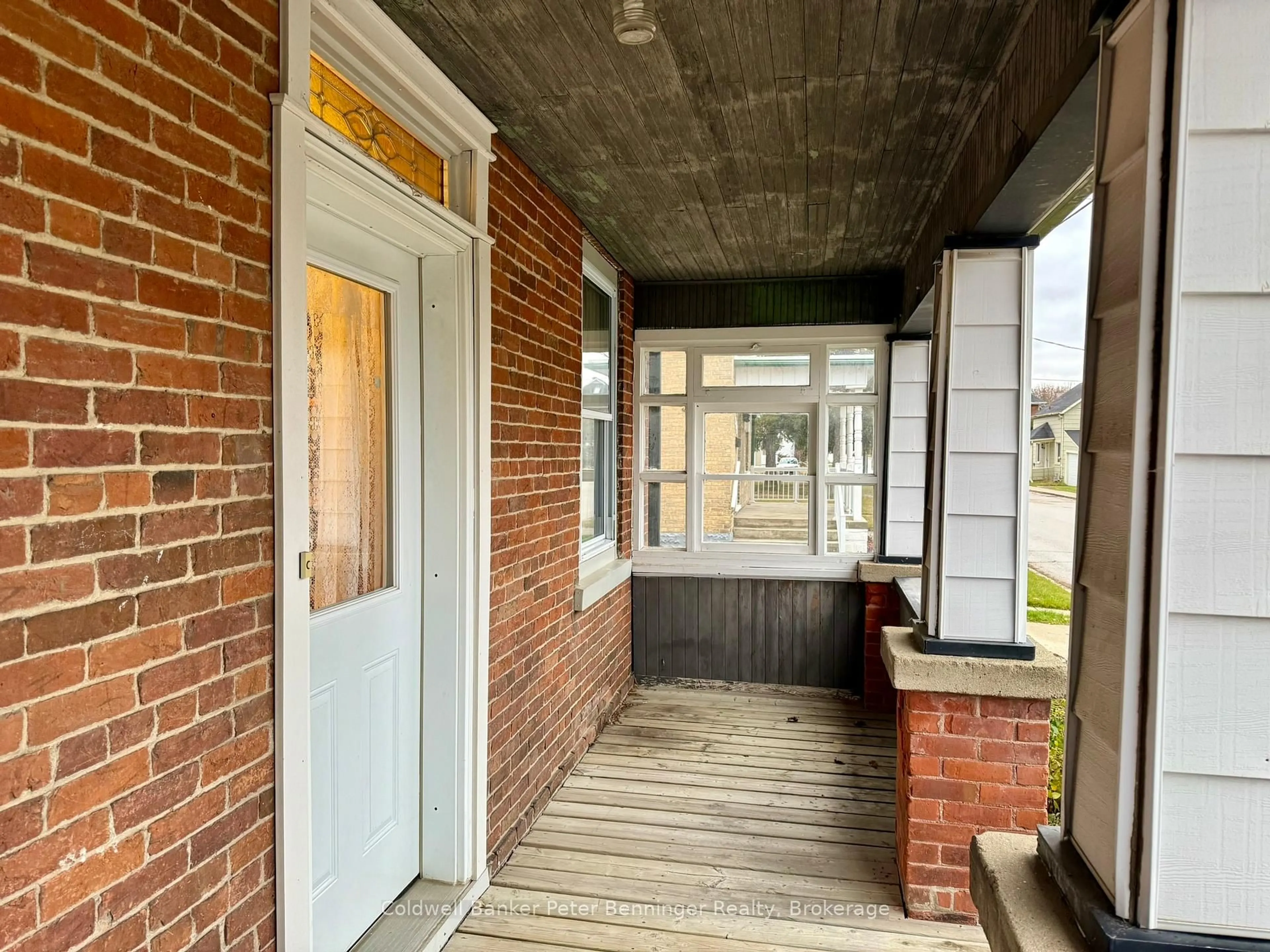 Indoor entryway for 378 11th St, Hanover Ontario N4N 1S5