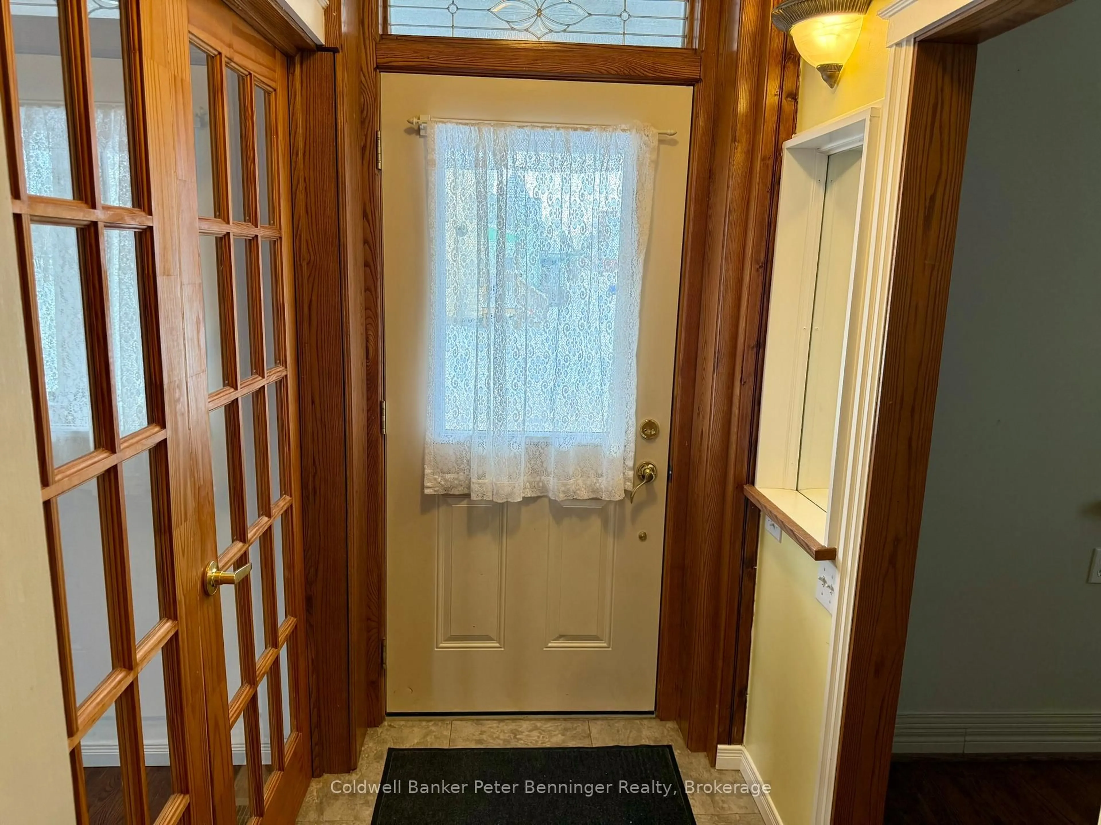 Indoor entryway for 378 11th St, Hanover Ontario N4N 1S5