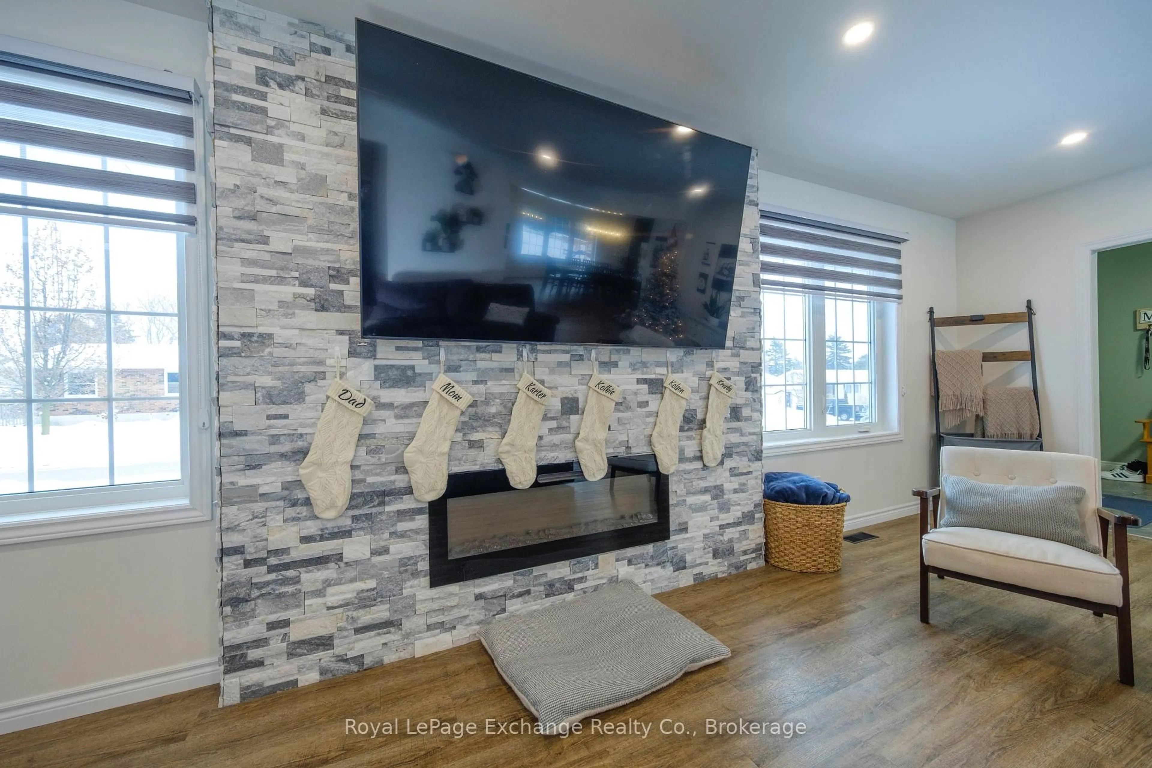 Home theater for 482 Wolsley St, Huron-Kinloss Ontario N0G 2H0