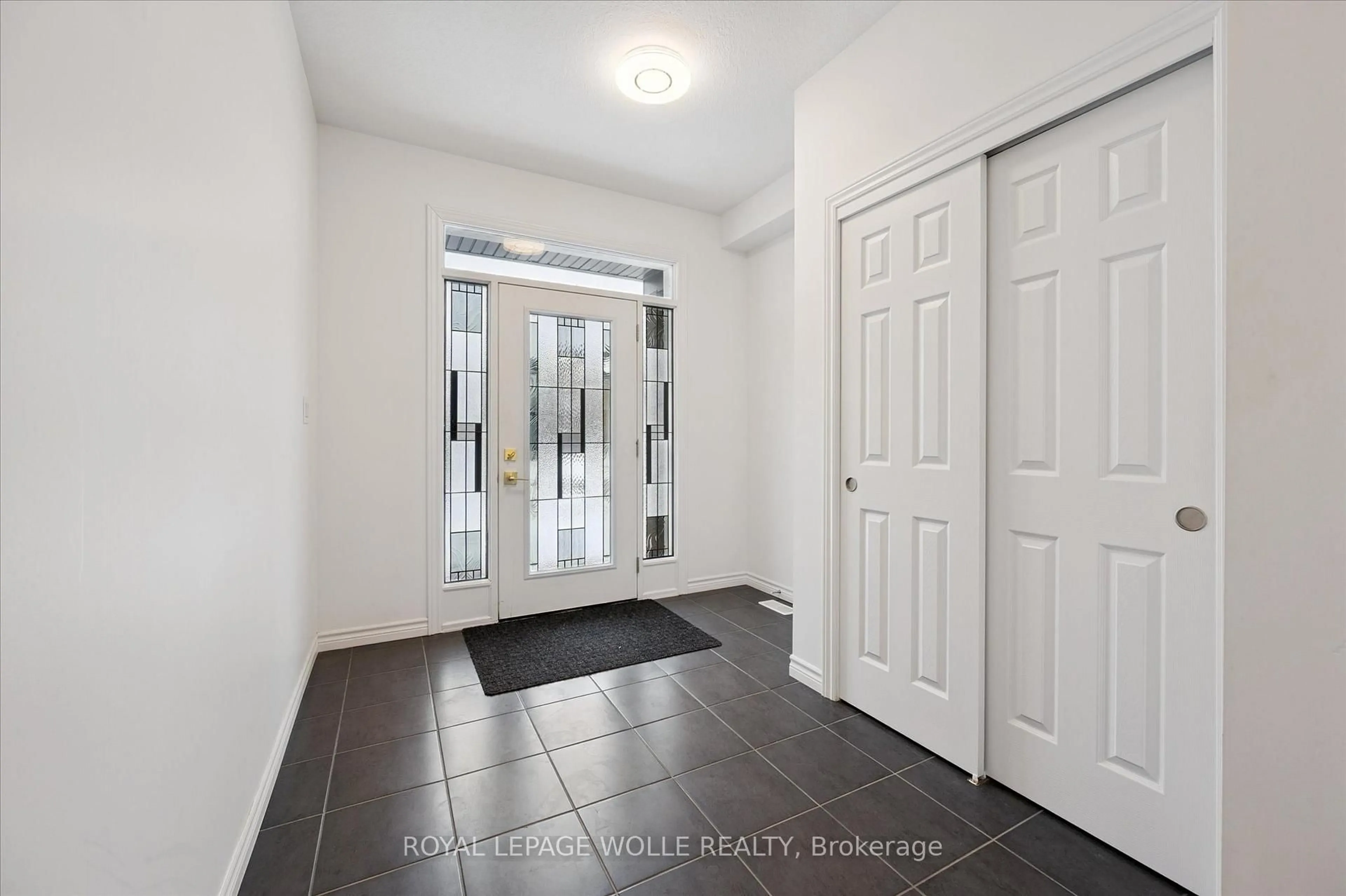 Indoor entryway for 308 Freure Dr, Cambridge Ontario N1S 0C1