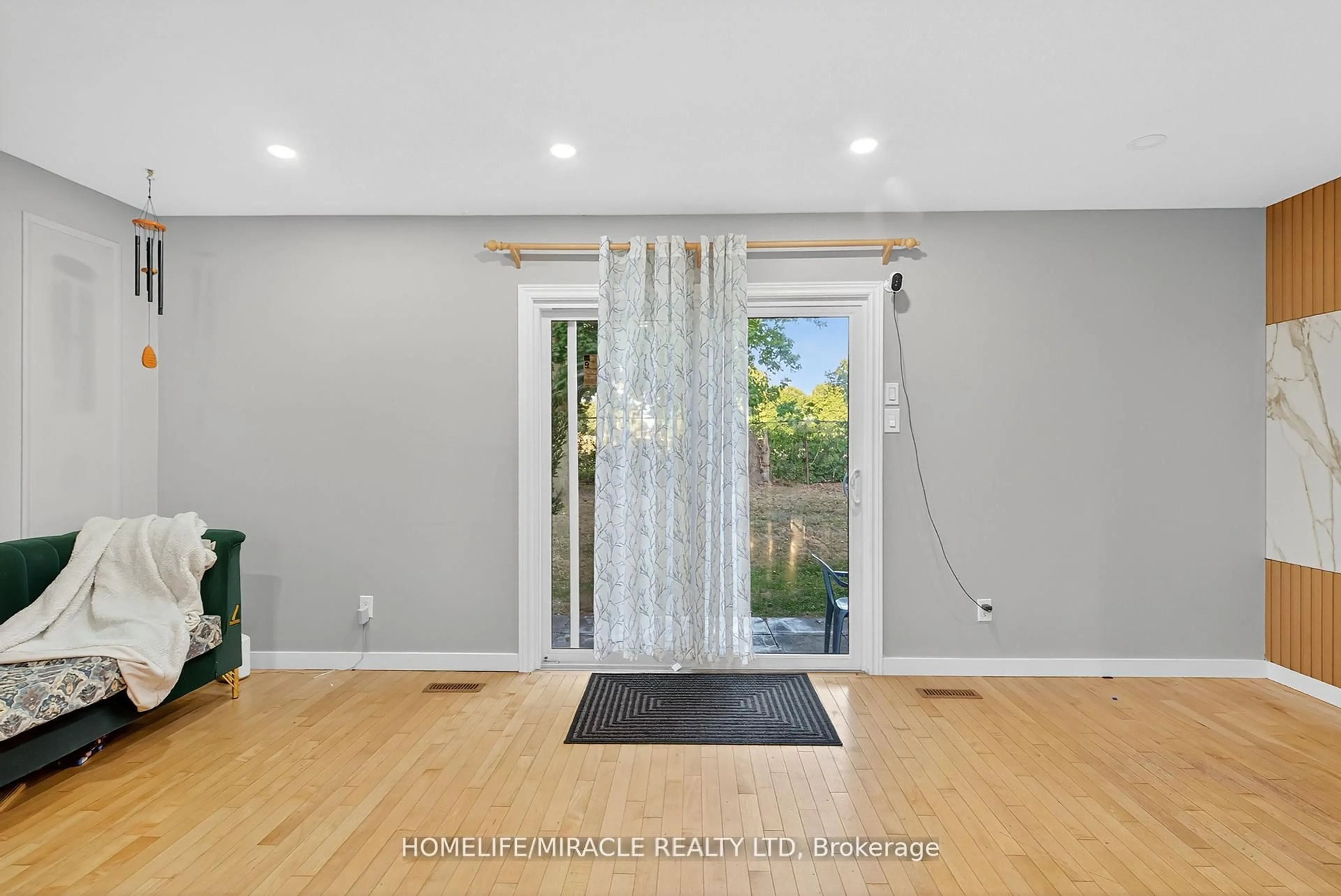 Indoor entryway for 1318 Highbury Ave #28, London East Ontario N5Y 5E5