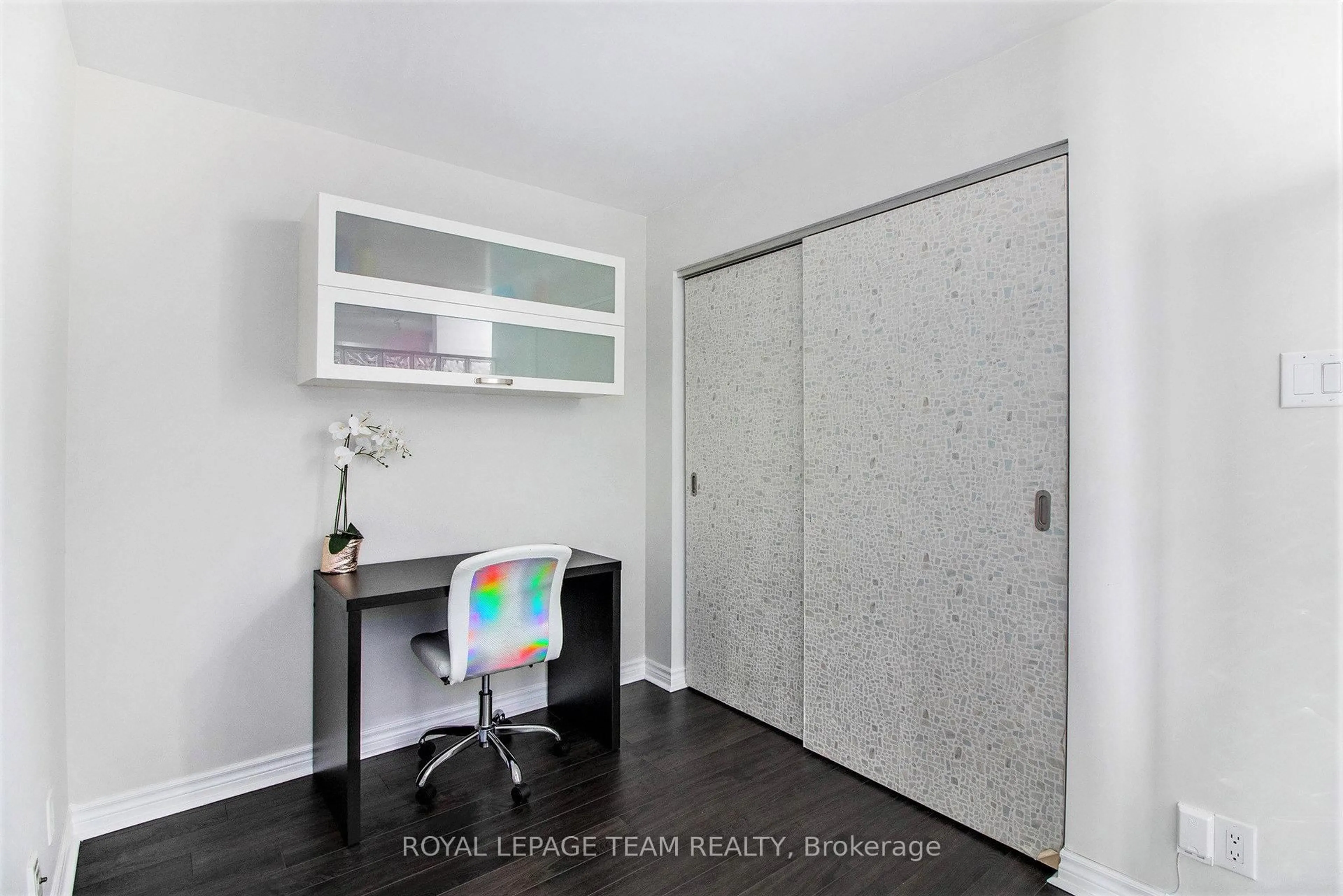 A pic of a room for 324 Laurier Ave #2208, Ottawa Ontario K1N 6P6