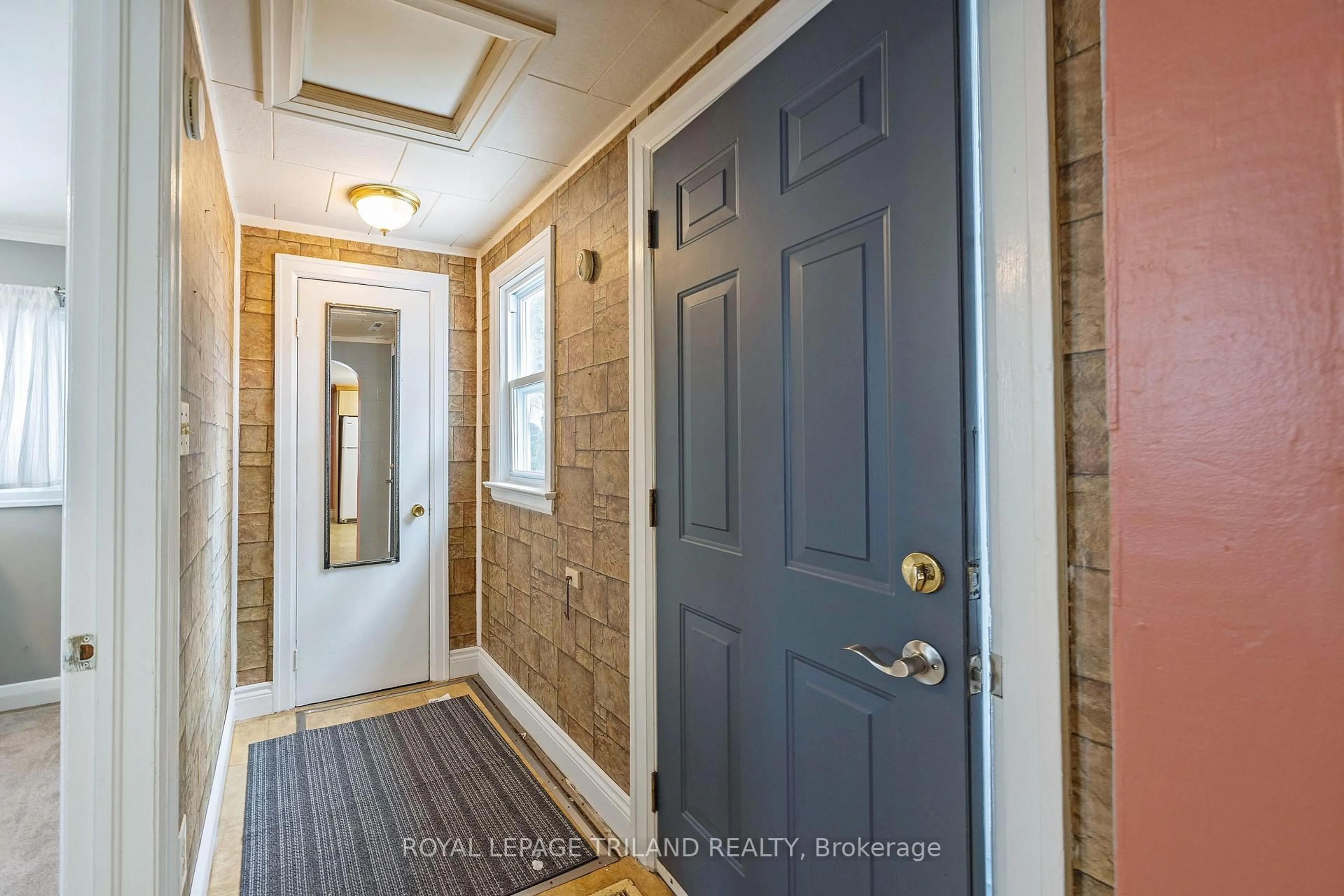Indoor entryway for 136 St George St, Central Elgin Ontario N5P 2M1