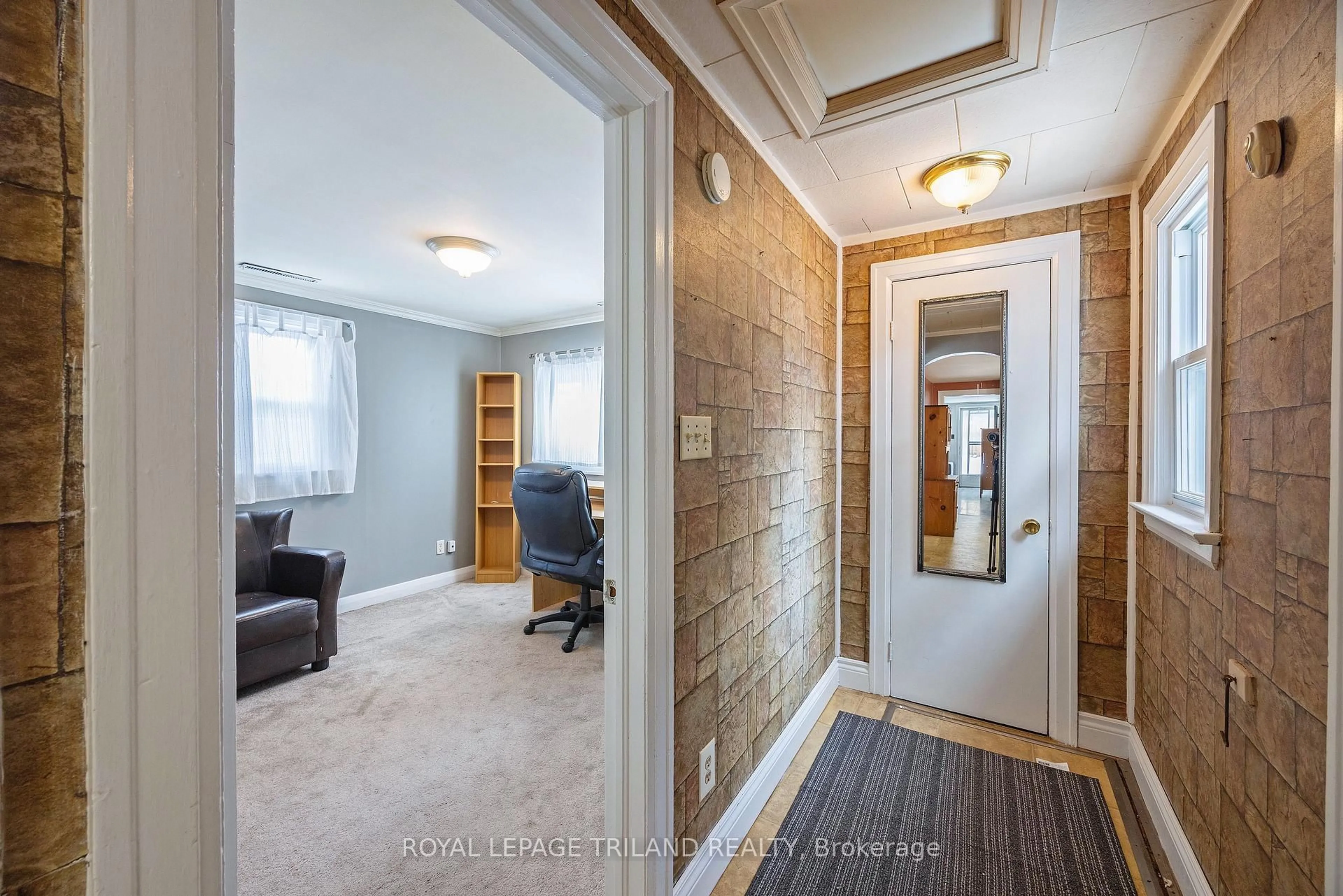 Indoor entryway for 136 St George St, Central Elgin Ontario N5P 2M1