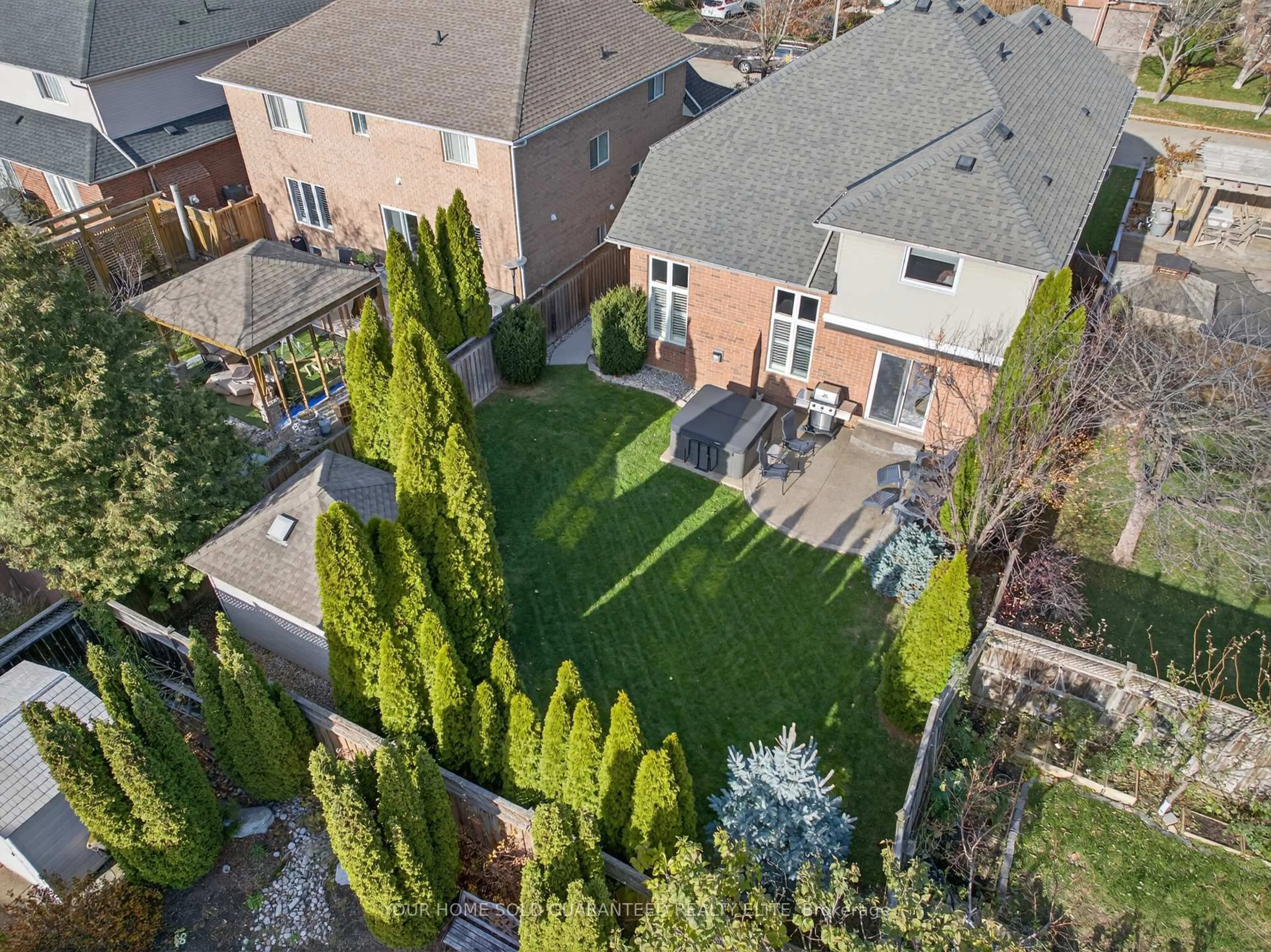 A pic from outside/outdoor area/front of a property/back of a property/a pic from drone, street for 51 Hickory Cres, Grimsby Ontario L3M 5P9