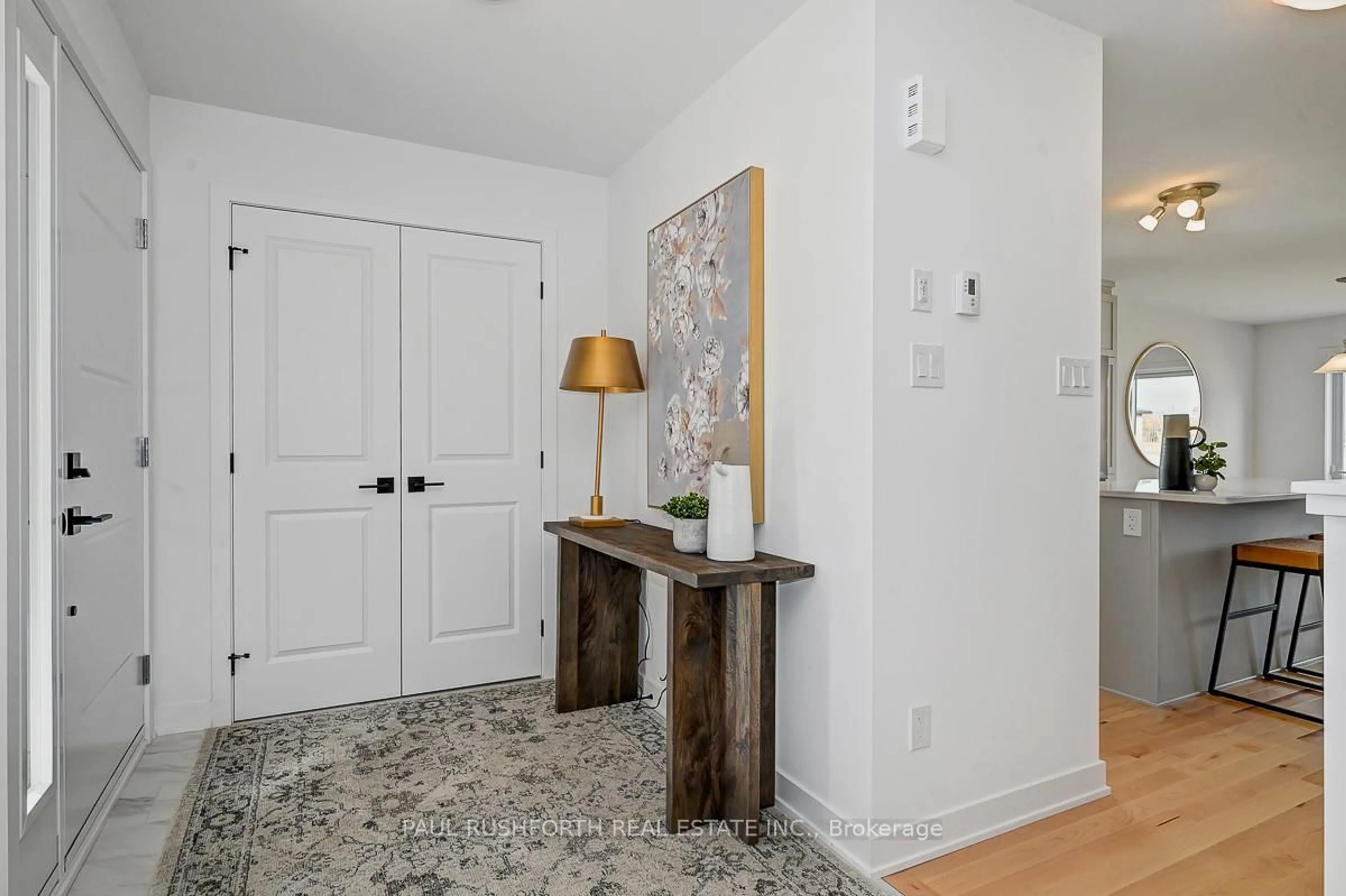 Indoor entryway for 254 Peacock Dr, Russell Ontario K4R 0A1