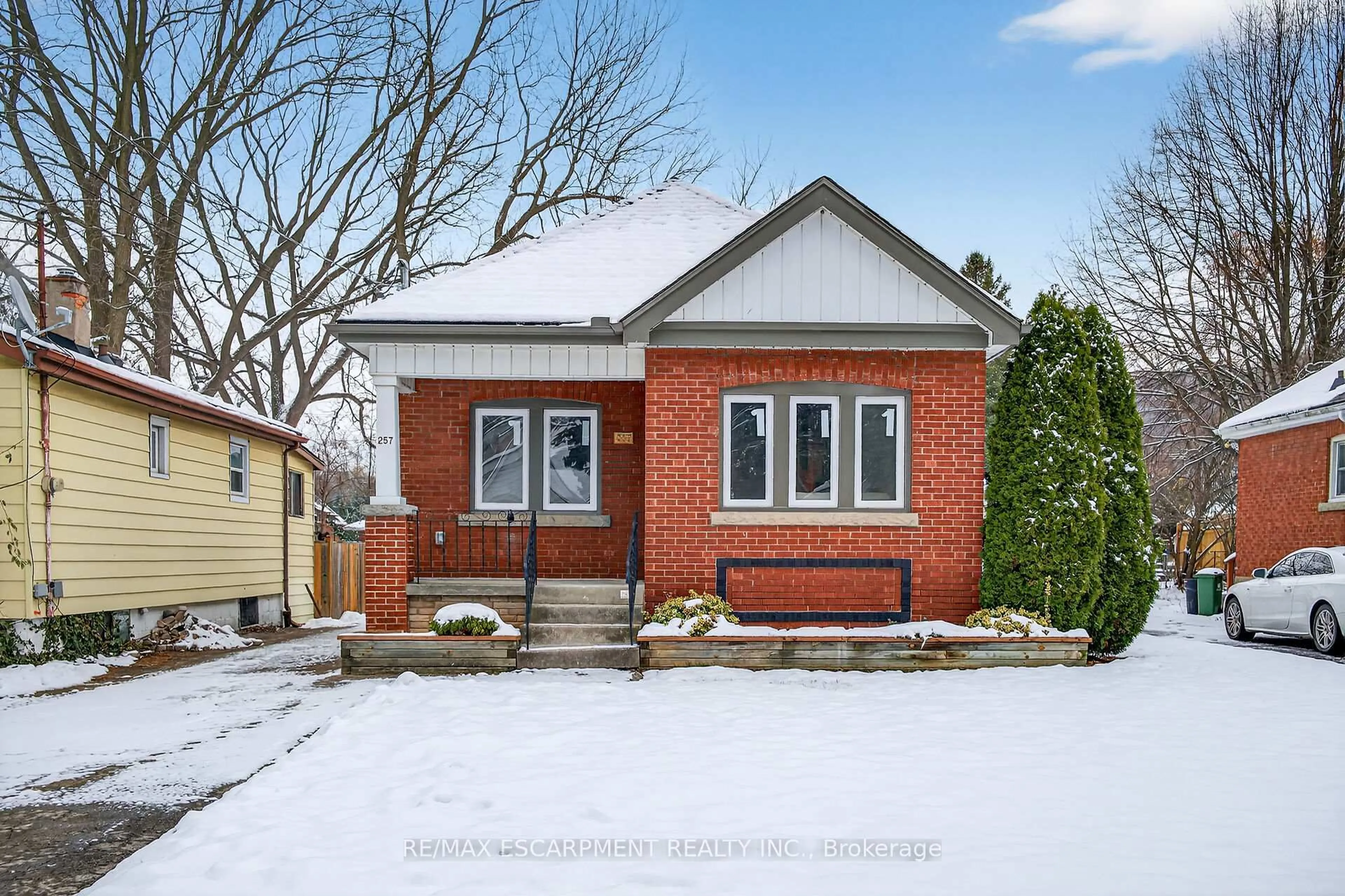 Home with brick exterior material, street for 257 Broadway Ave, Hamilton Ontario L8S 2W7