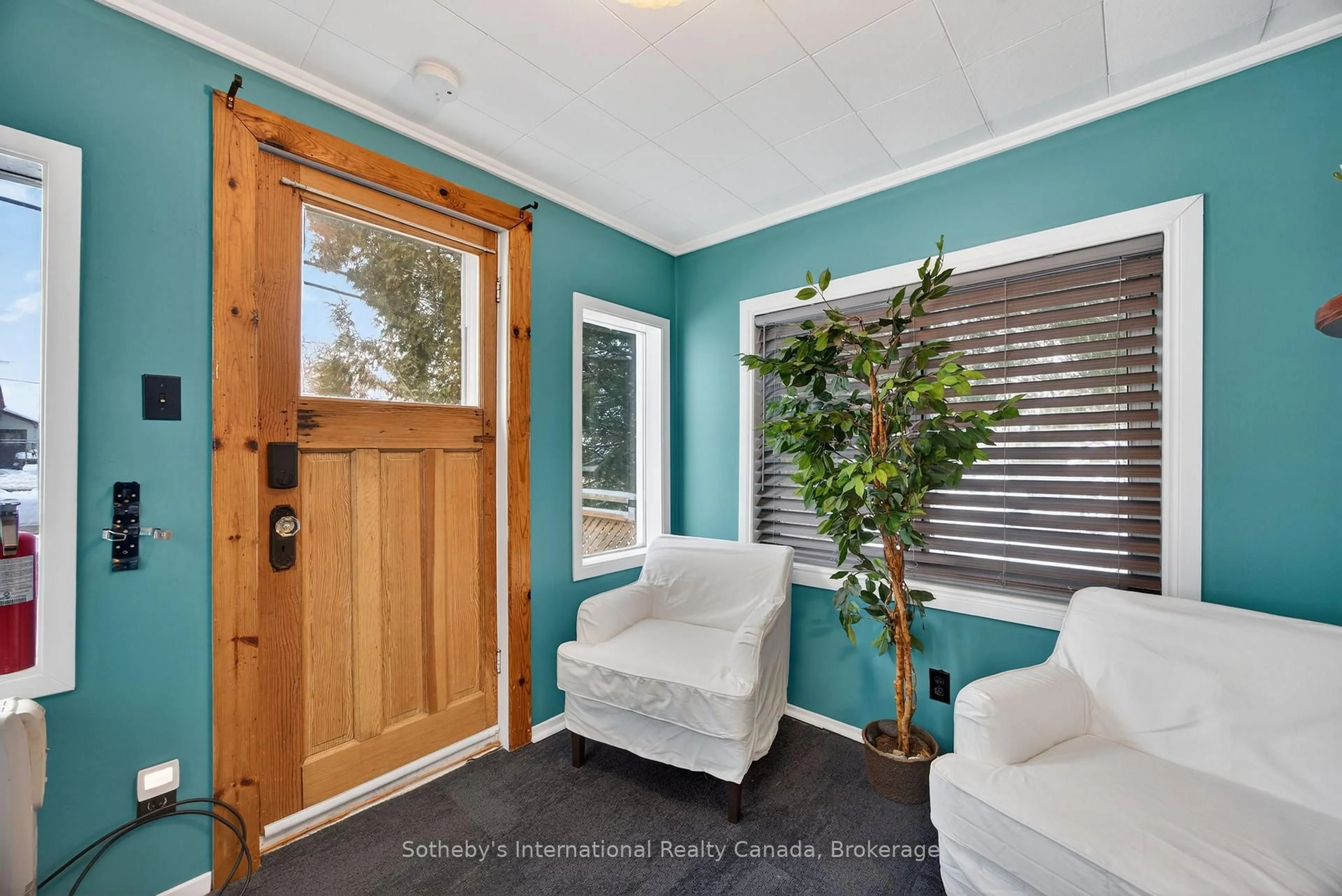 Indoor entryway for 516 HIGH St, Georgian Bay Ontario P0C 1H0