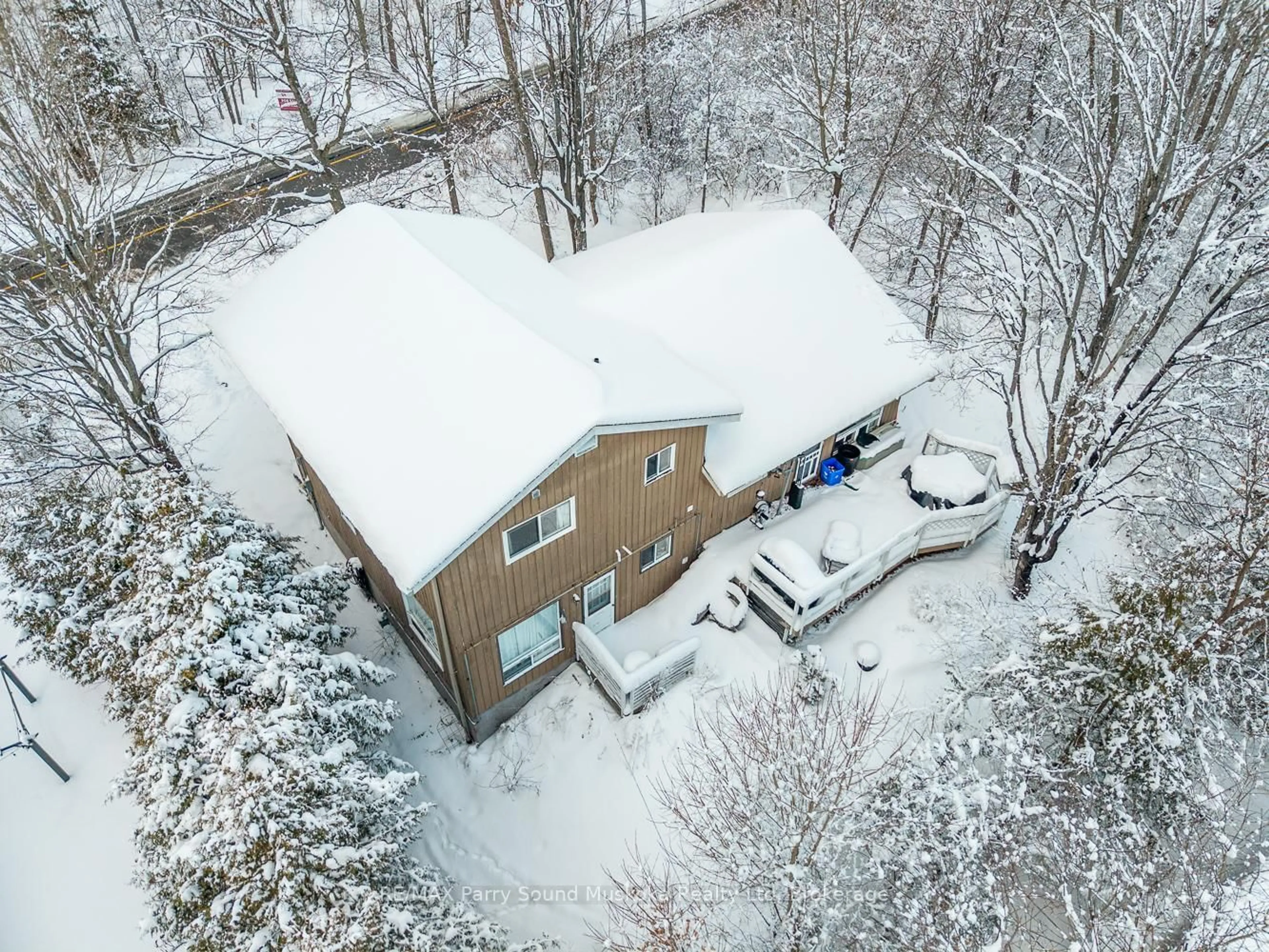 A pic from outside/outdoor area/front of a property/back of a property/a pic from drone, building for 37 Louisa St, Parry Sound Ontario P2A 2V7
