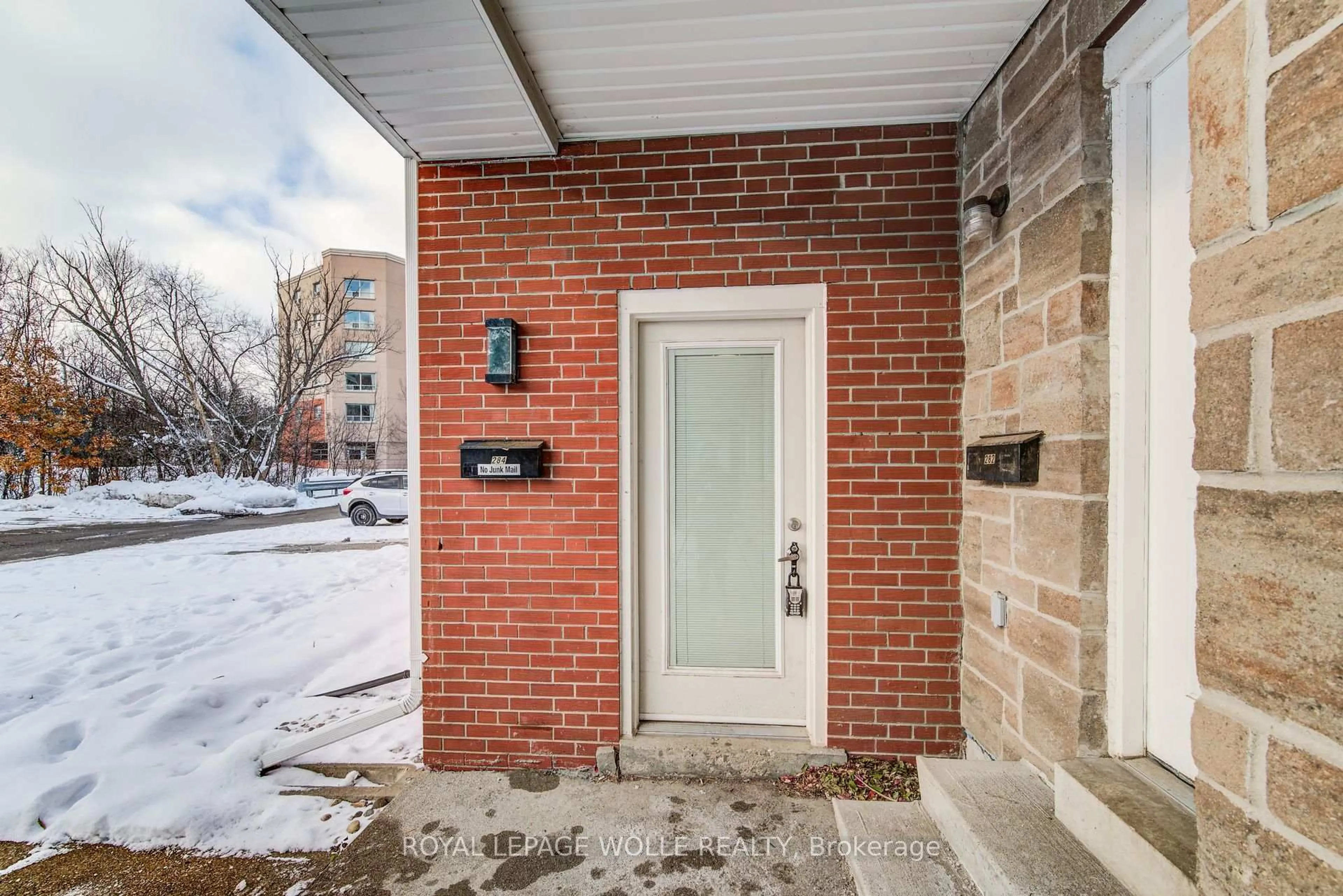 Indoor entryway for 284 Westcourt Pl, Waterloo Ontario N2L 2R7