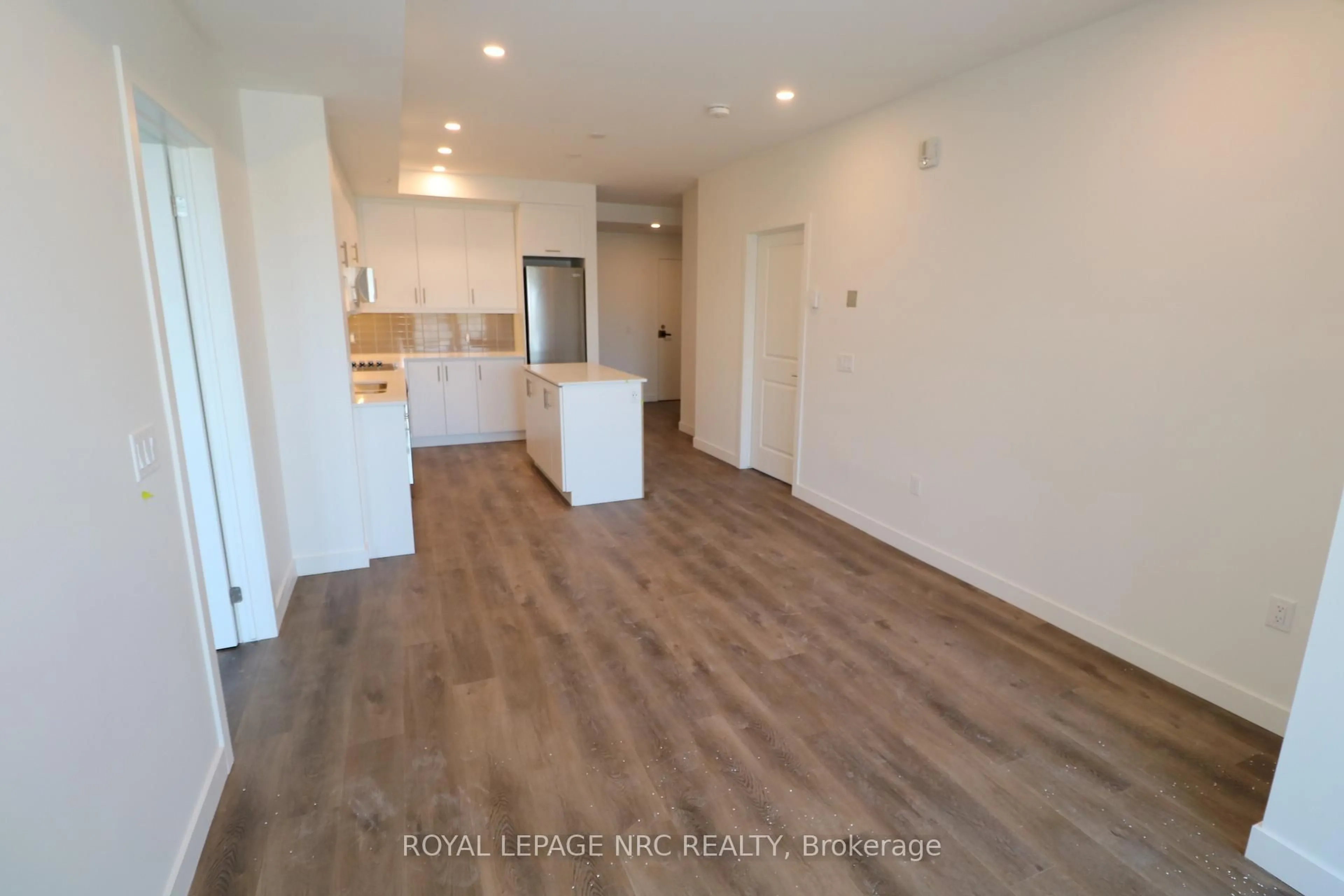 Open concept kitchen, wood/laminate floor for 461 Green Rd #311, Hamilton Ontario L8E 5B4