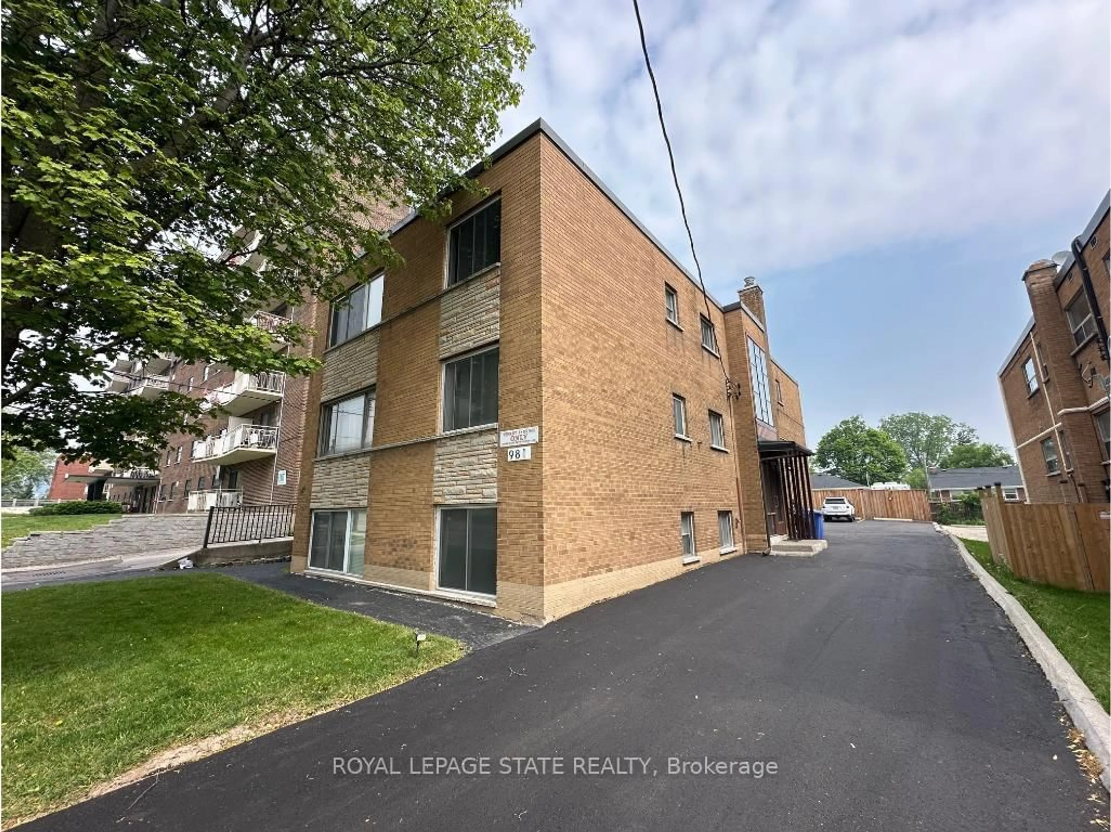 A pic from outside/outdoor area/front of a property/back of a property/a pic from drone, street for 981 Mohawk Rd, Hamilton Ontario L8T 2R9