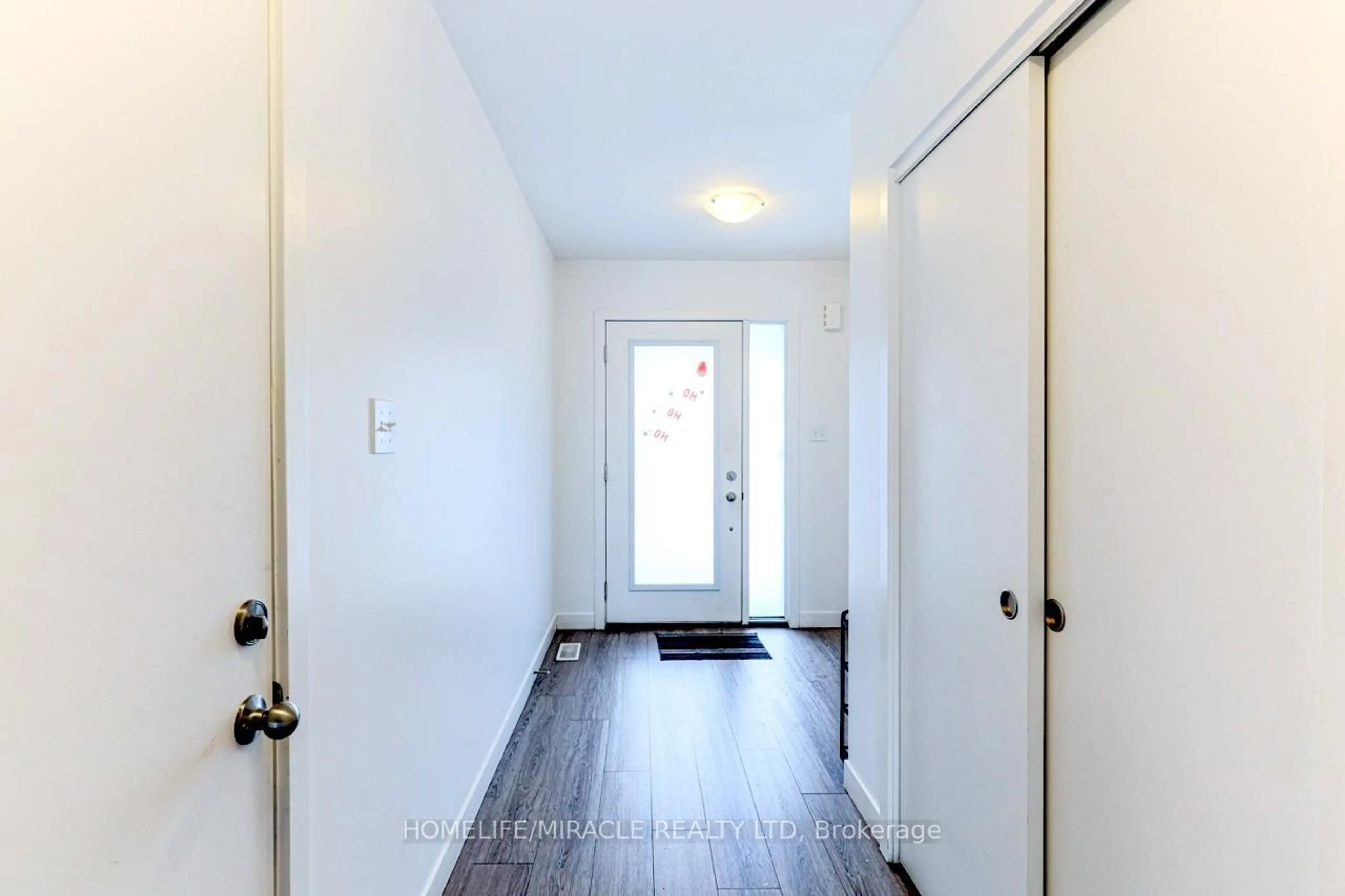 Indoor entryway for 105 Pony Way, Kitchener Ontario N2R 0R8