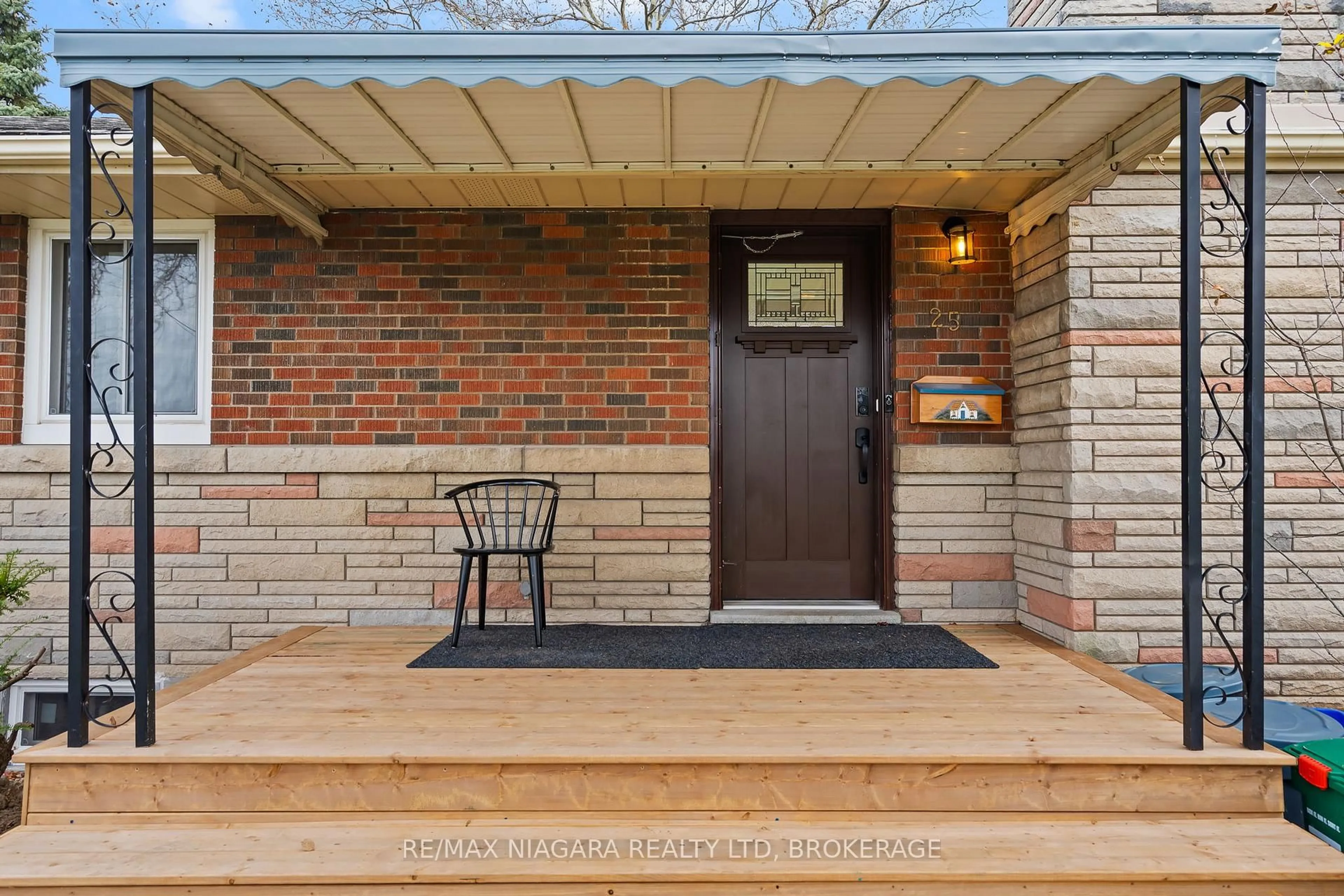 Indoor entryway for 25 Masterson Dr, St. Catharines Ontario L2T 3P2