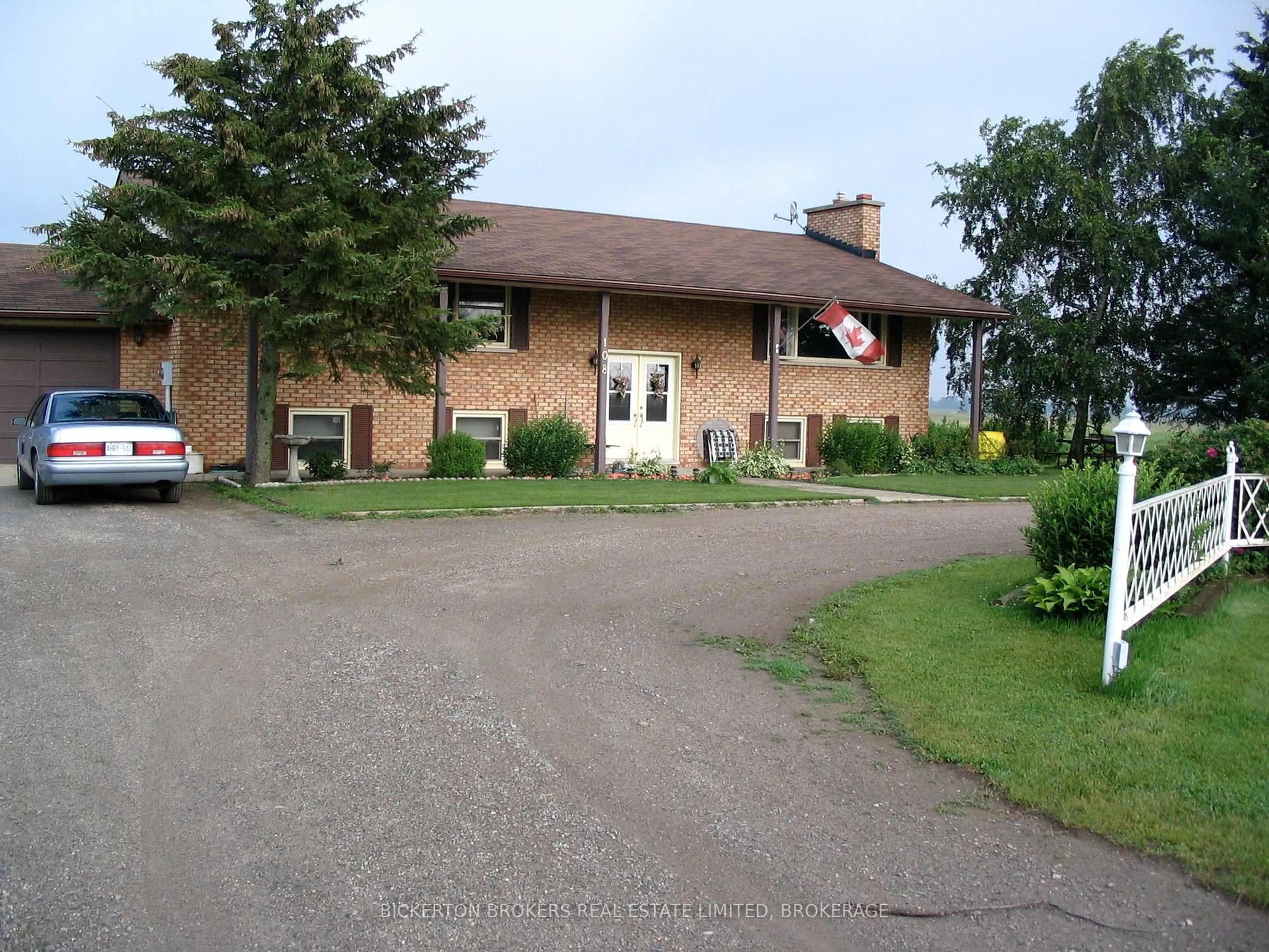 A pic from outside/outdoor area/front of a property/back of a property/a pic from drone, street for 108 Russell Rd, Front of Leeds & Seeleys Bay Ontario K0E 1L0