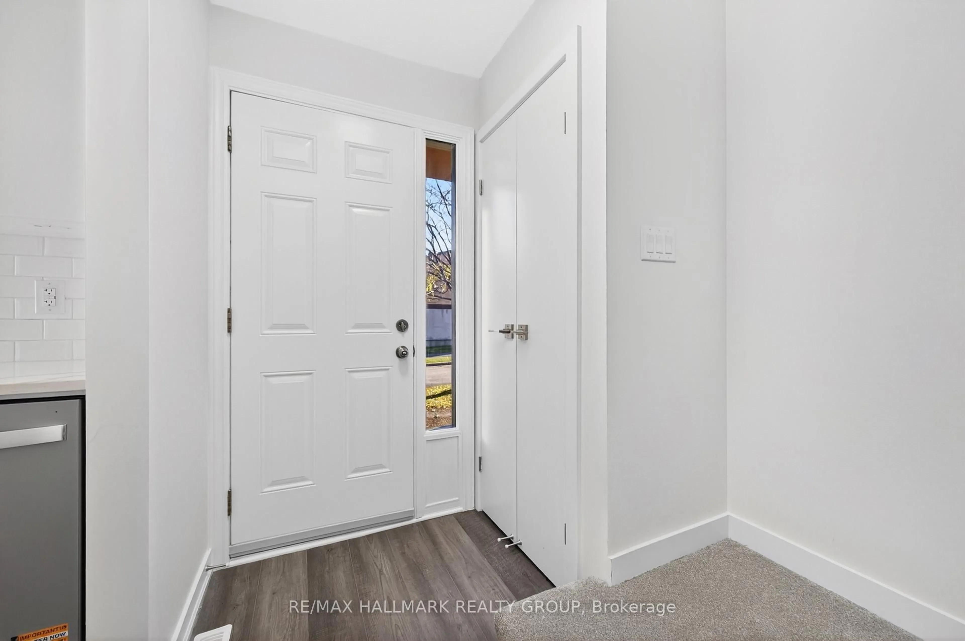 Indoor entryway for 1457 Murdock Gate #111, Gloucester Ontario K1J 8R4